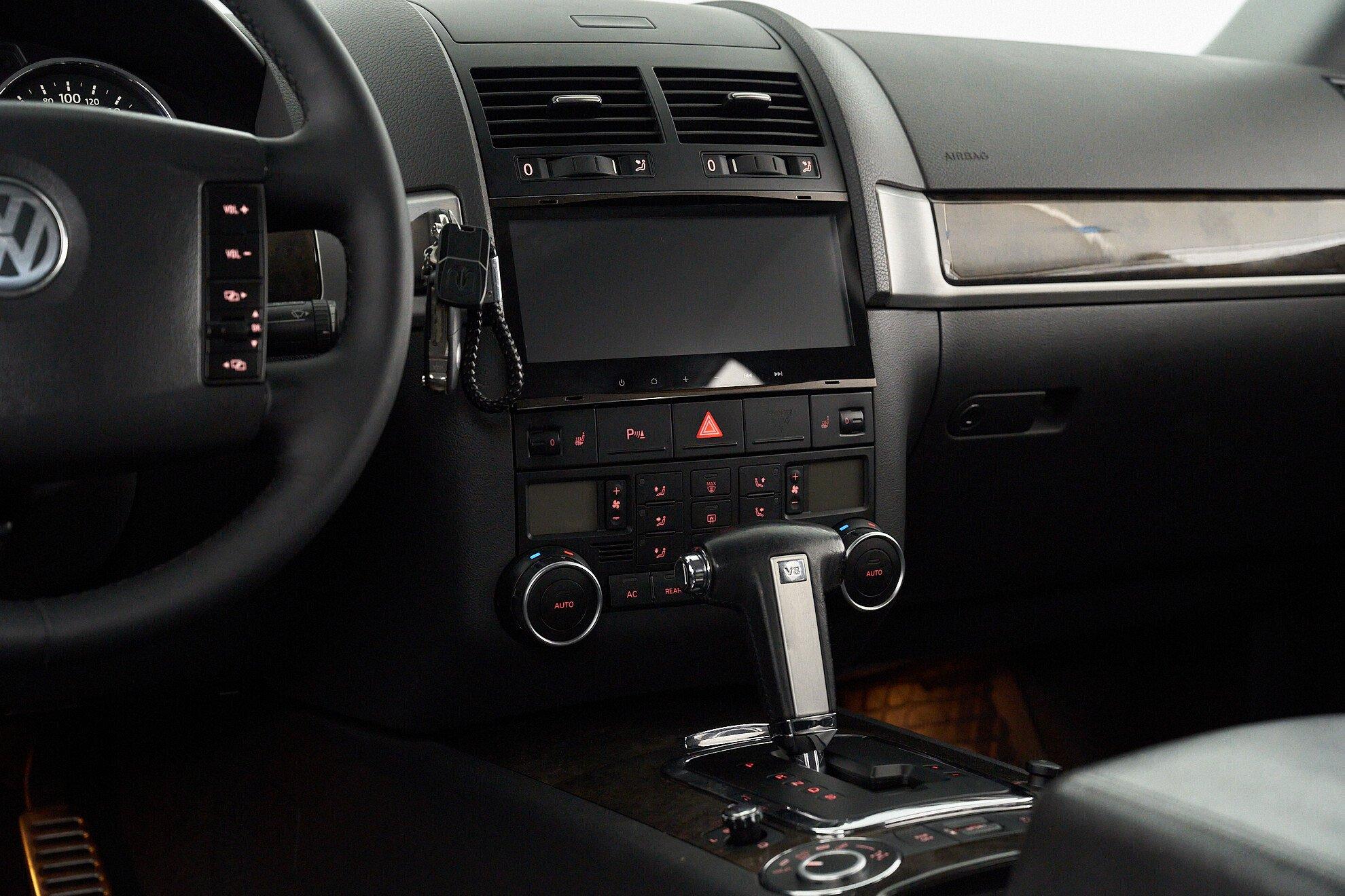 Volkswagen Touareg 2007, черный