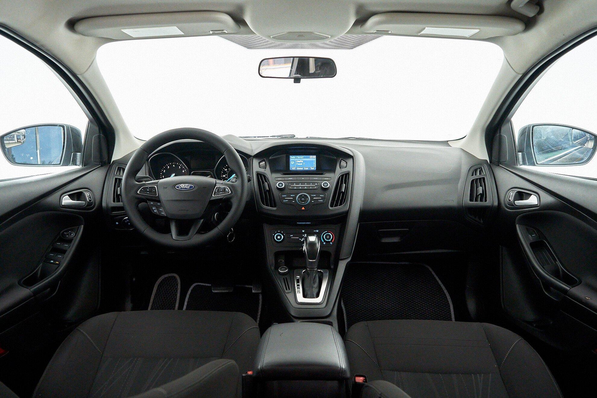 Ford Focus 2015, серый