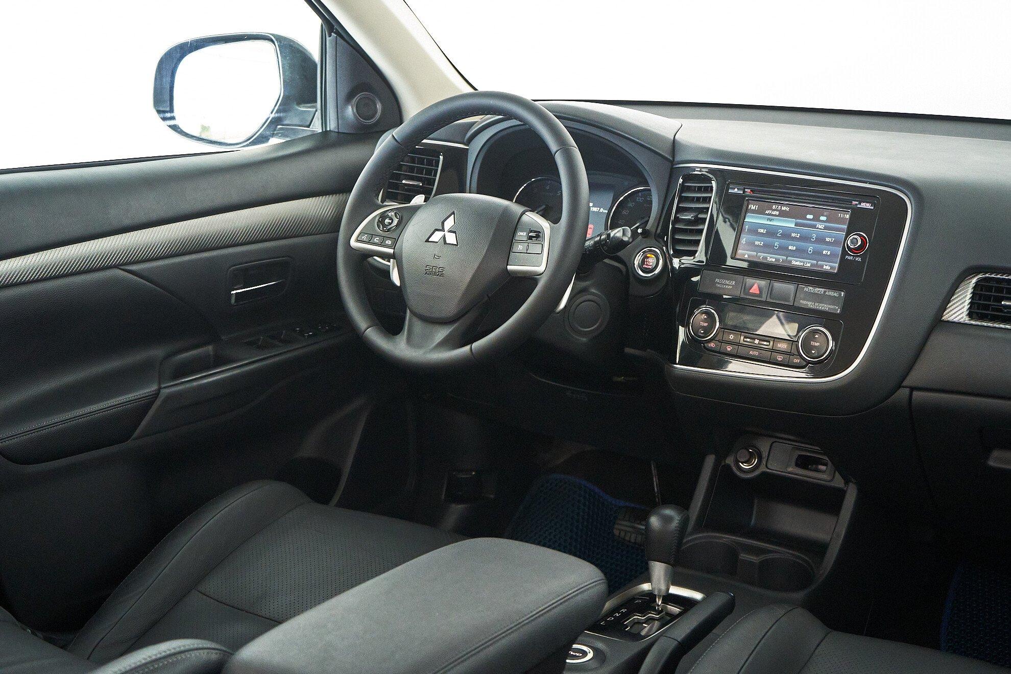 Mitsubishi Outlander 2012, черный