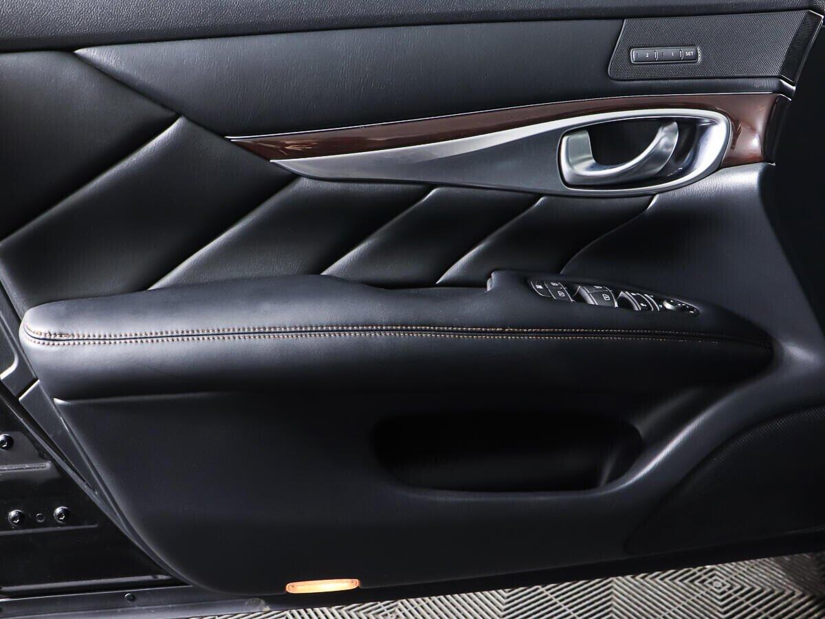 Infiniti M 2013, черный