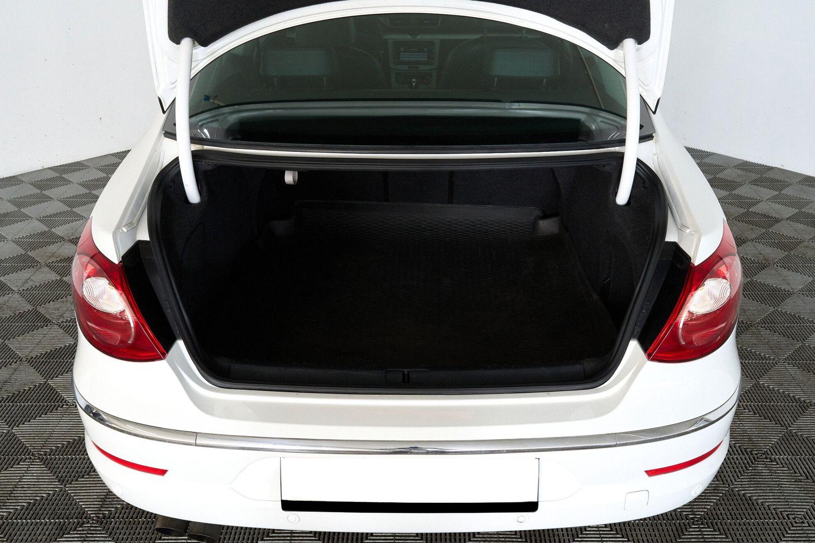 Volkswagen Passat CC 2011, белый