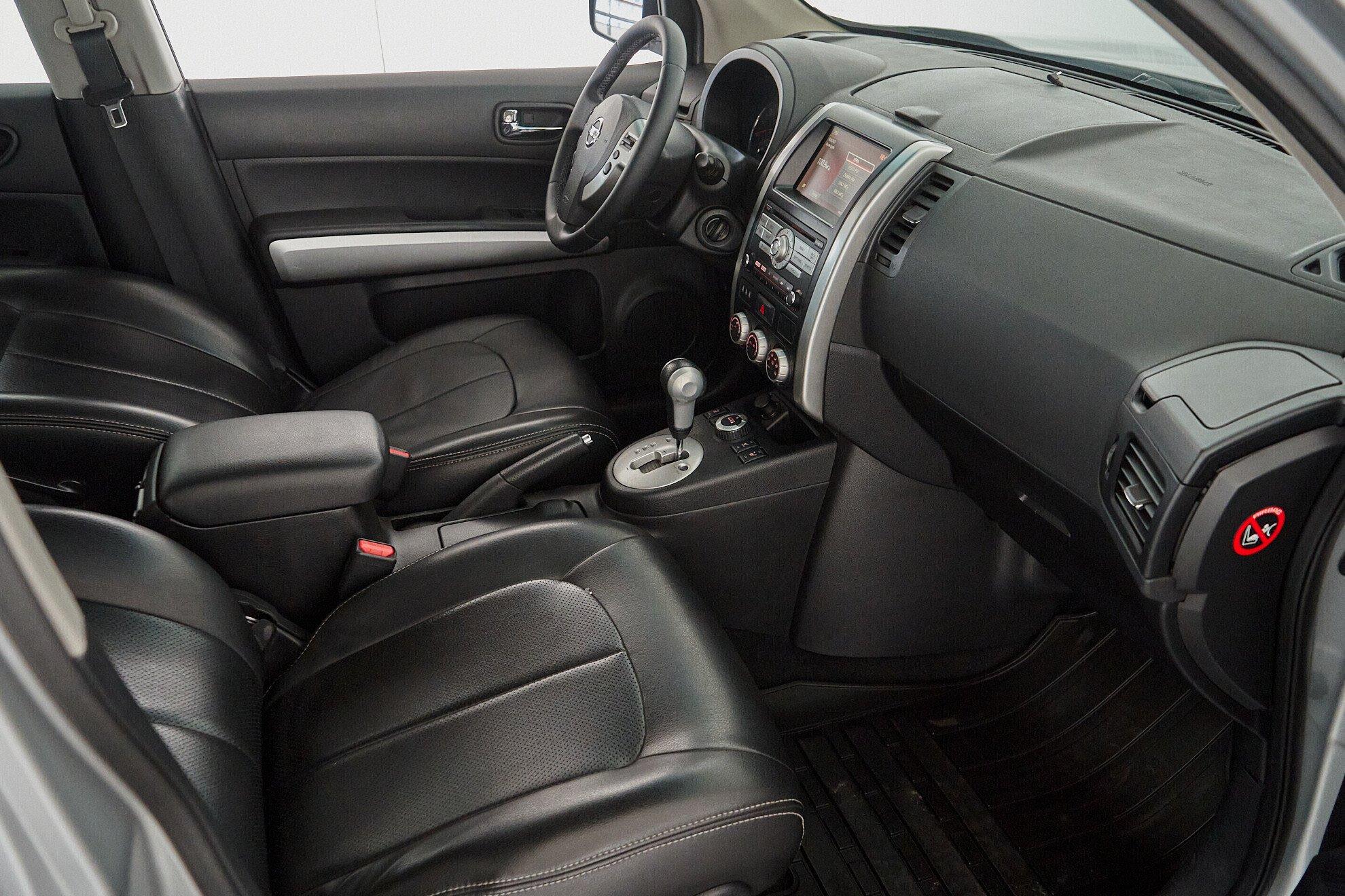 Nissan X-Trail 2011, серебряный
