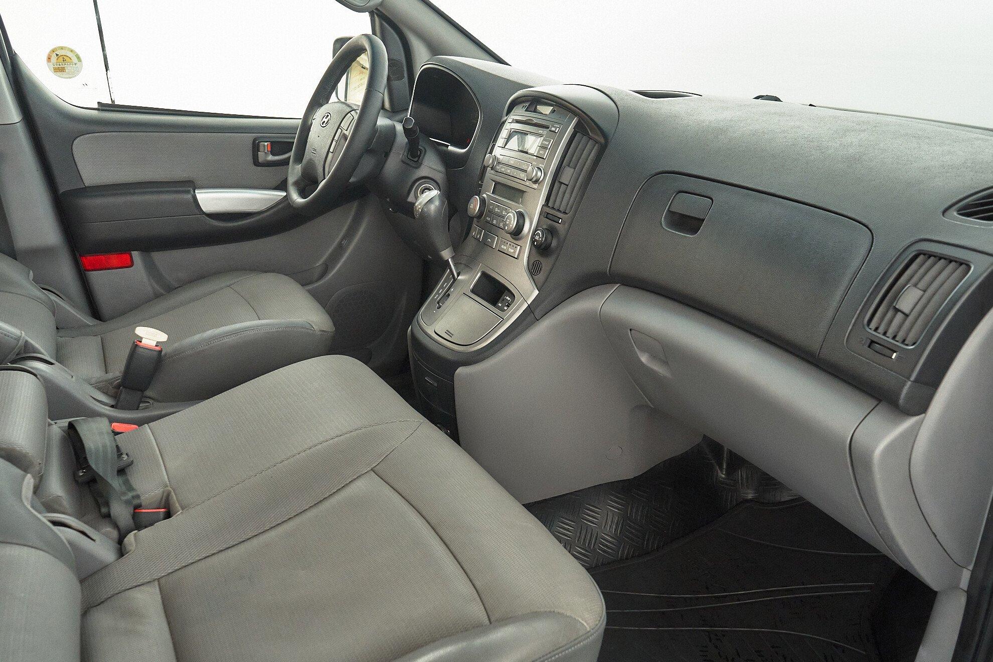 Hyundai Grand Starex 2010, серебряный