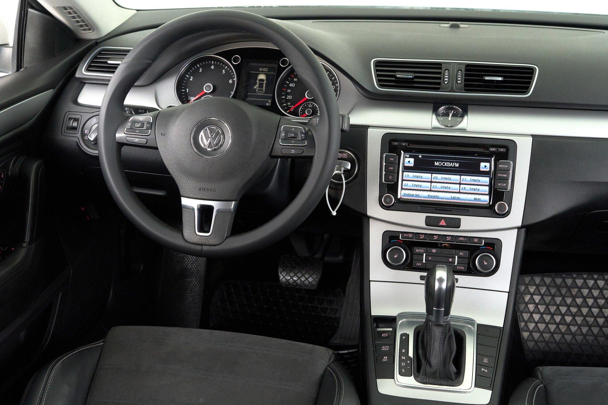 Volkswagen Passat CC 2011, белый