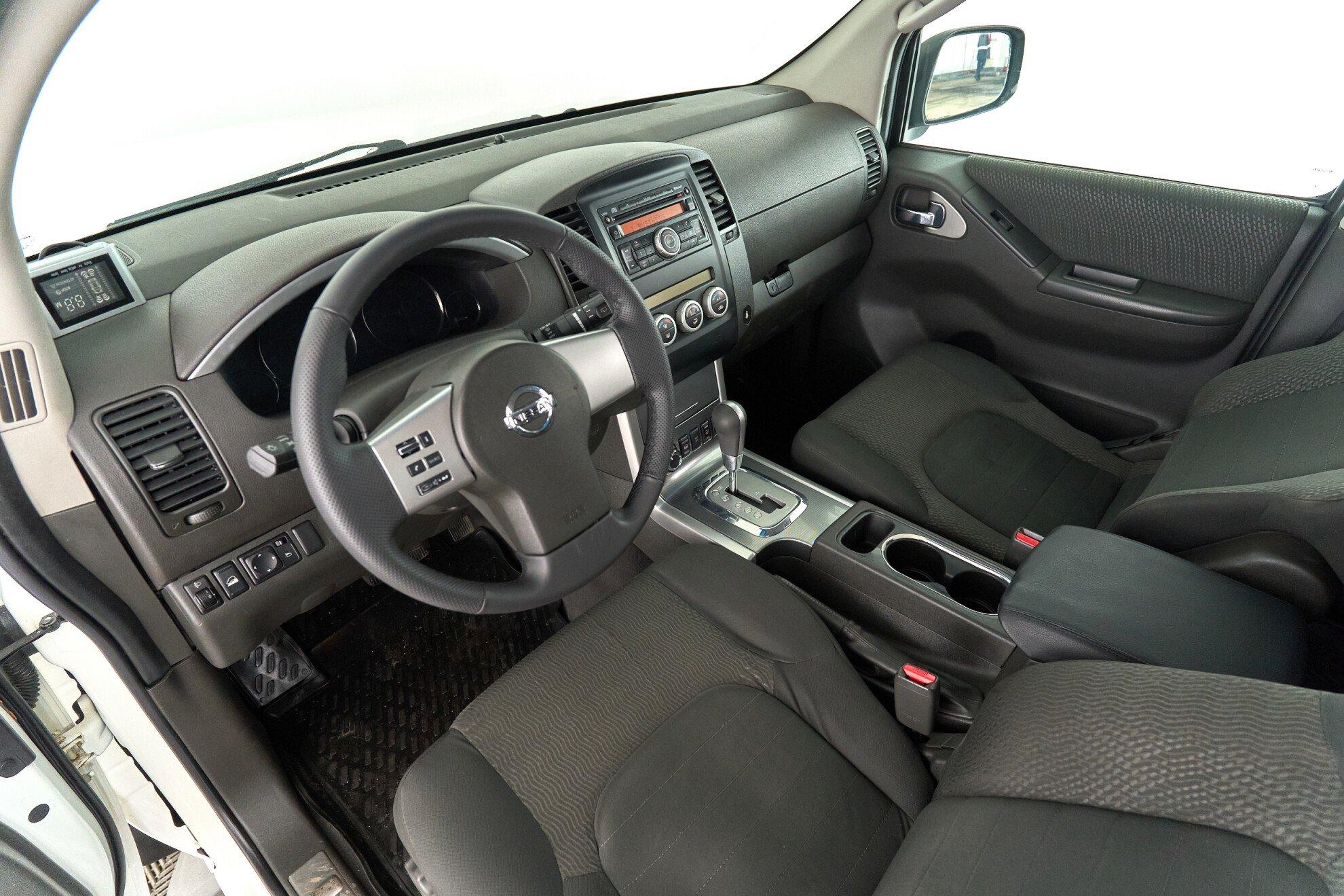 Nissan Pathfinder 2011, белый