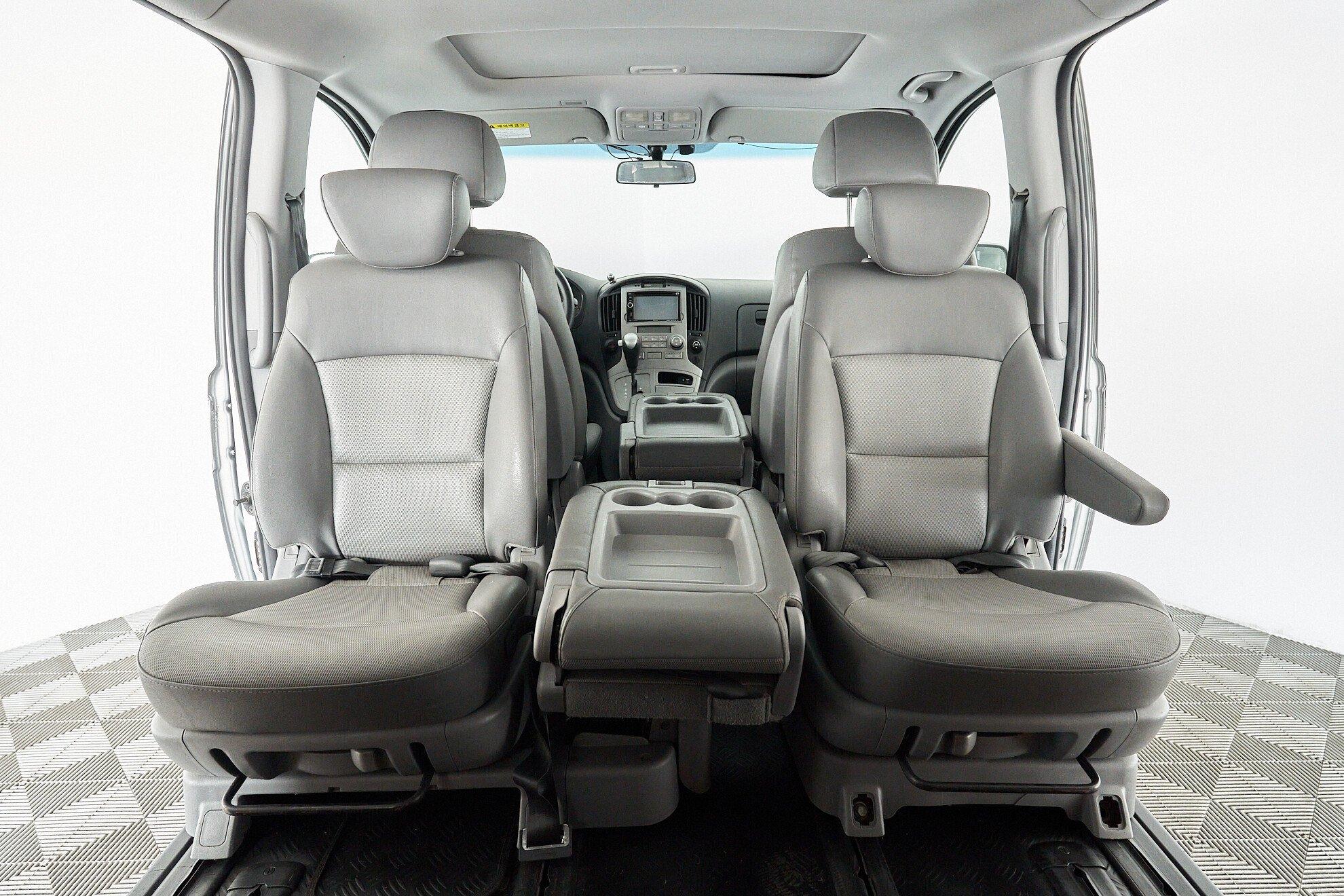 Hyundai Grand Starex 2012, серый