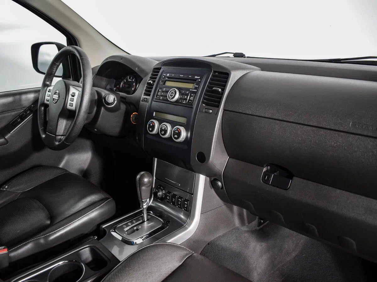 Nissan Navara (Frontier) 2011, черный