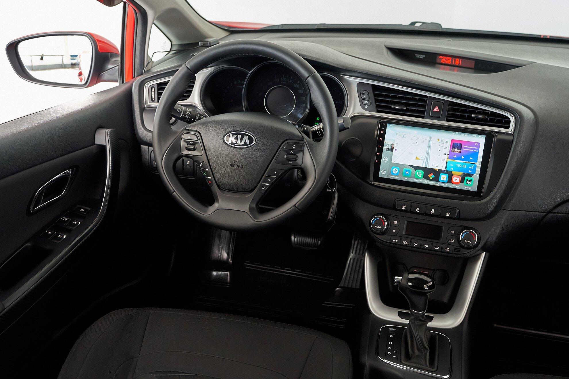 Kia Ceed 2018, красный
