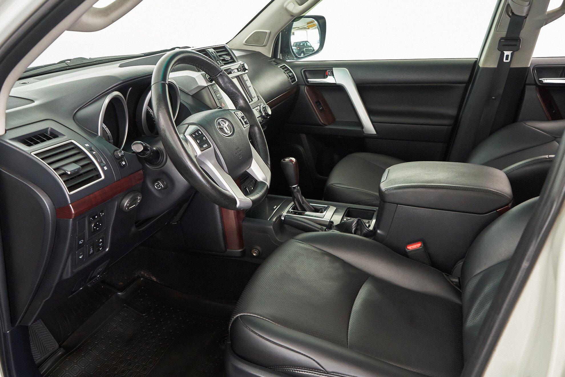 Toyota Land Cruiser Prado 2015, белый