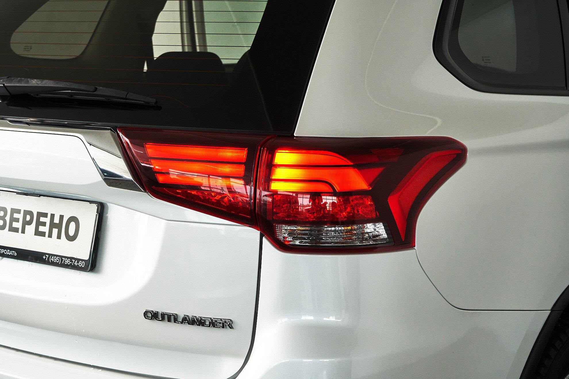 Mitsubishi Outlander 2017, белый