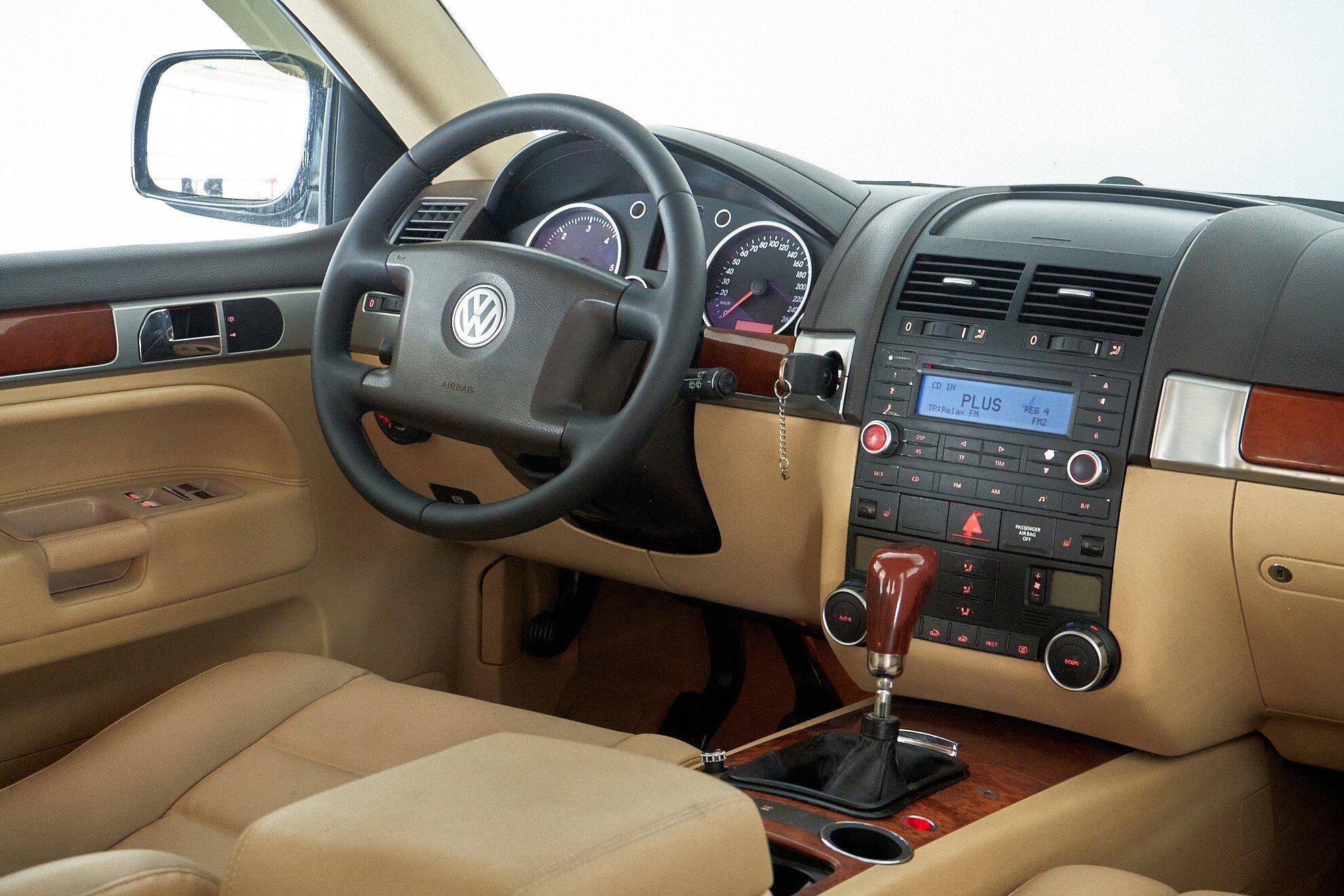 Volkswagen Touareg 2006, черный