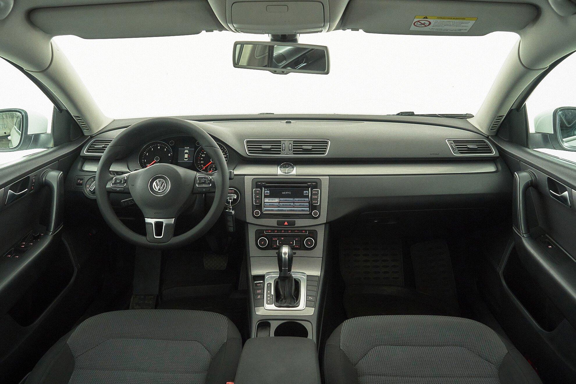 Volkswagen Passat 2011, белый