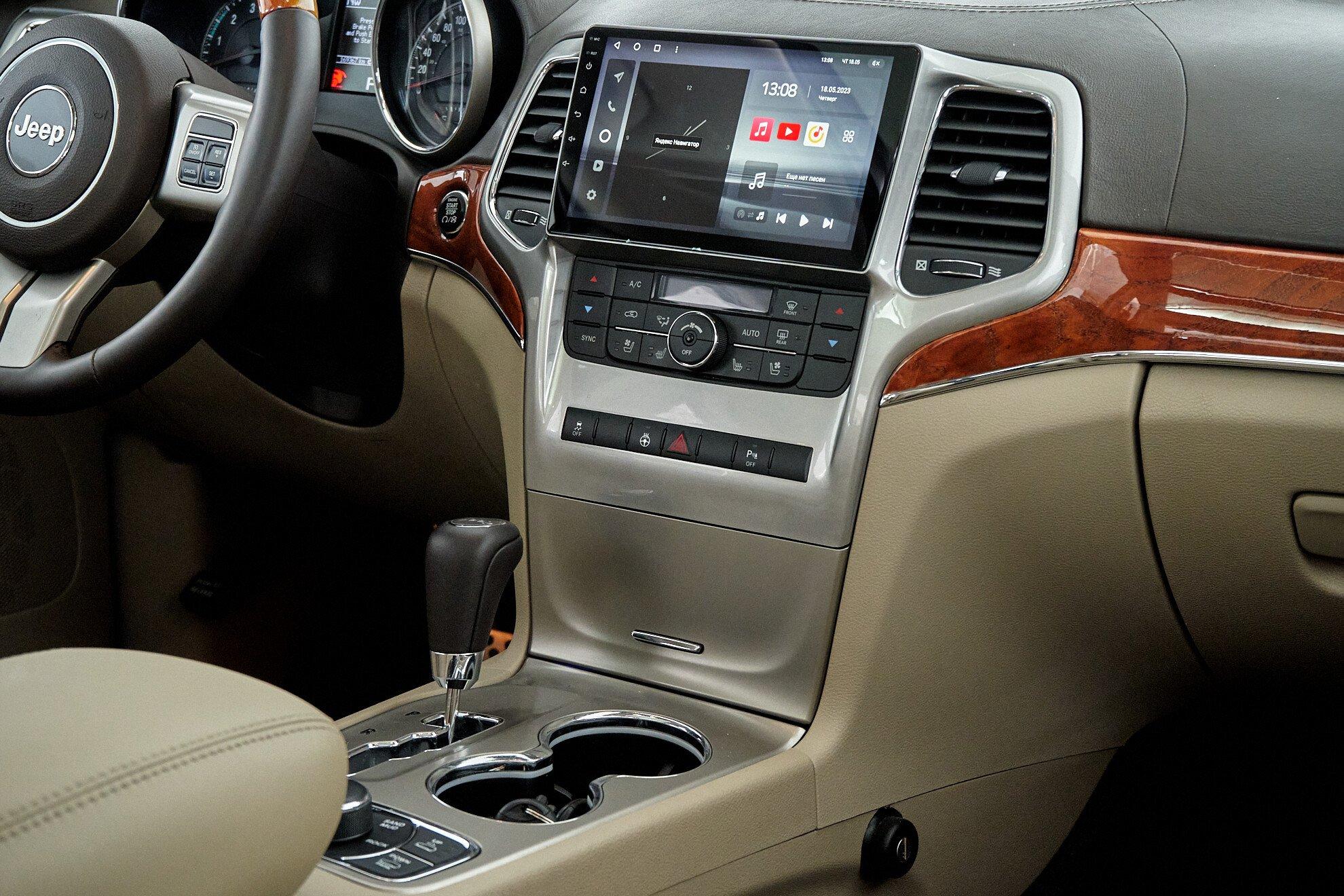 Jeep Grand Cherokee 2010, белый