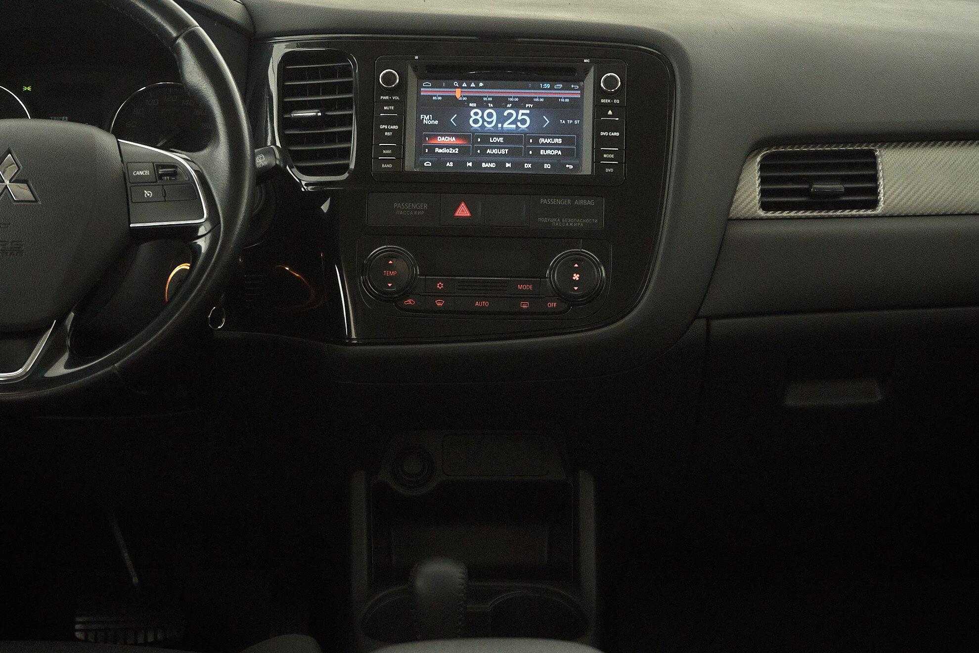 Mitsubishi Outlander 2017, белый