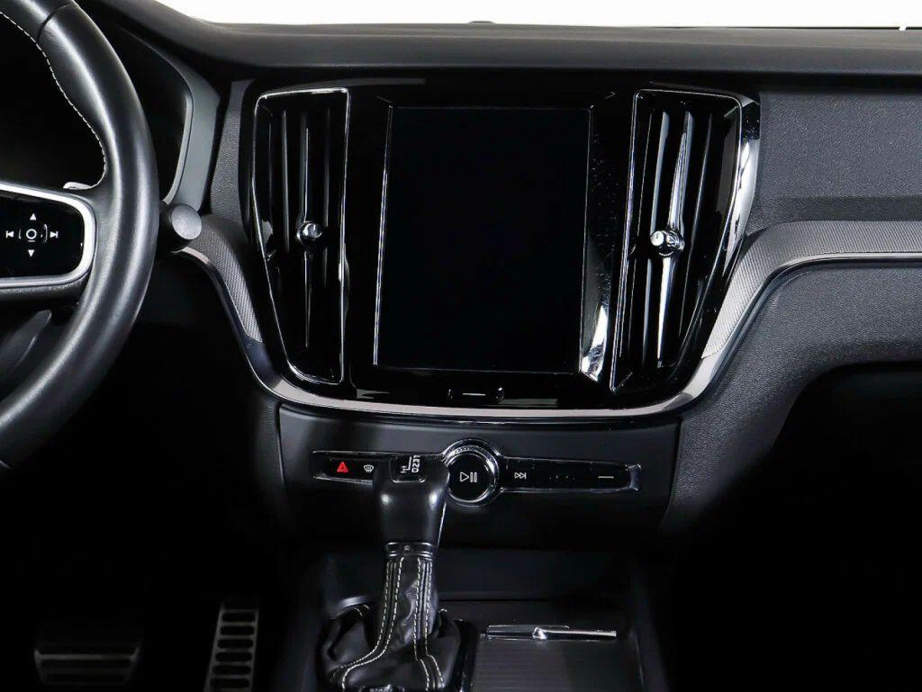 Volvo S60 2020, красный