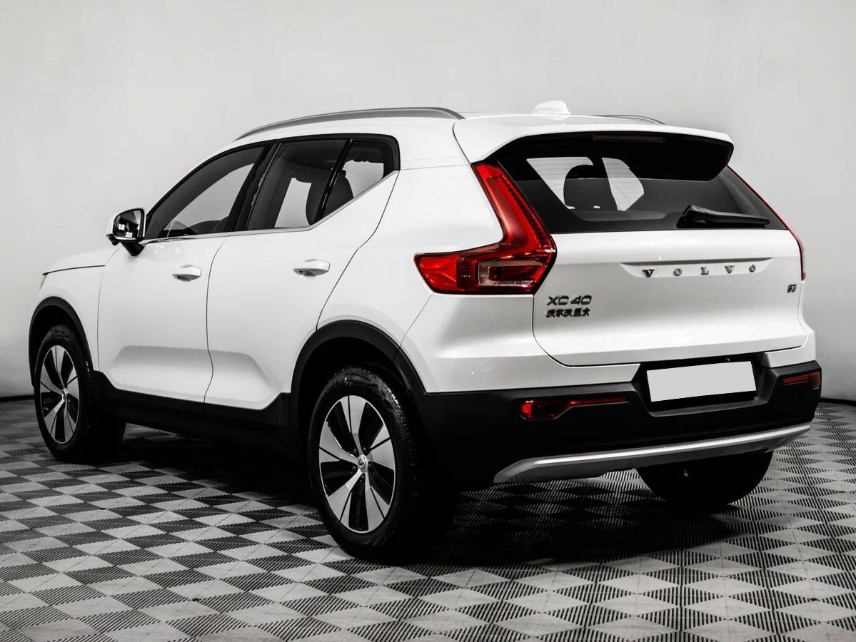 Volvo XC40 2024, белый