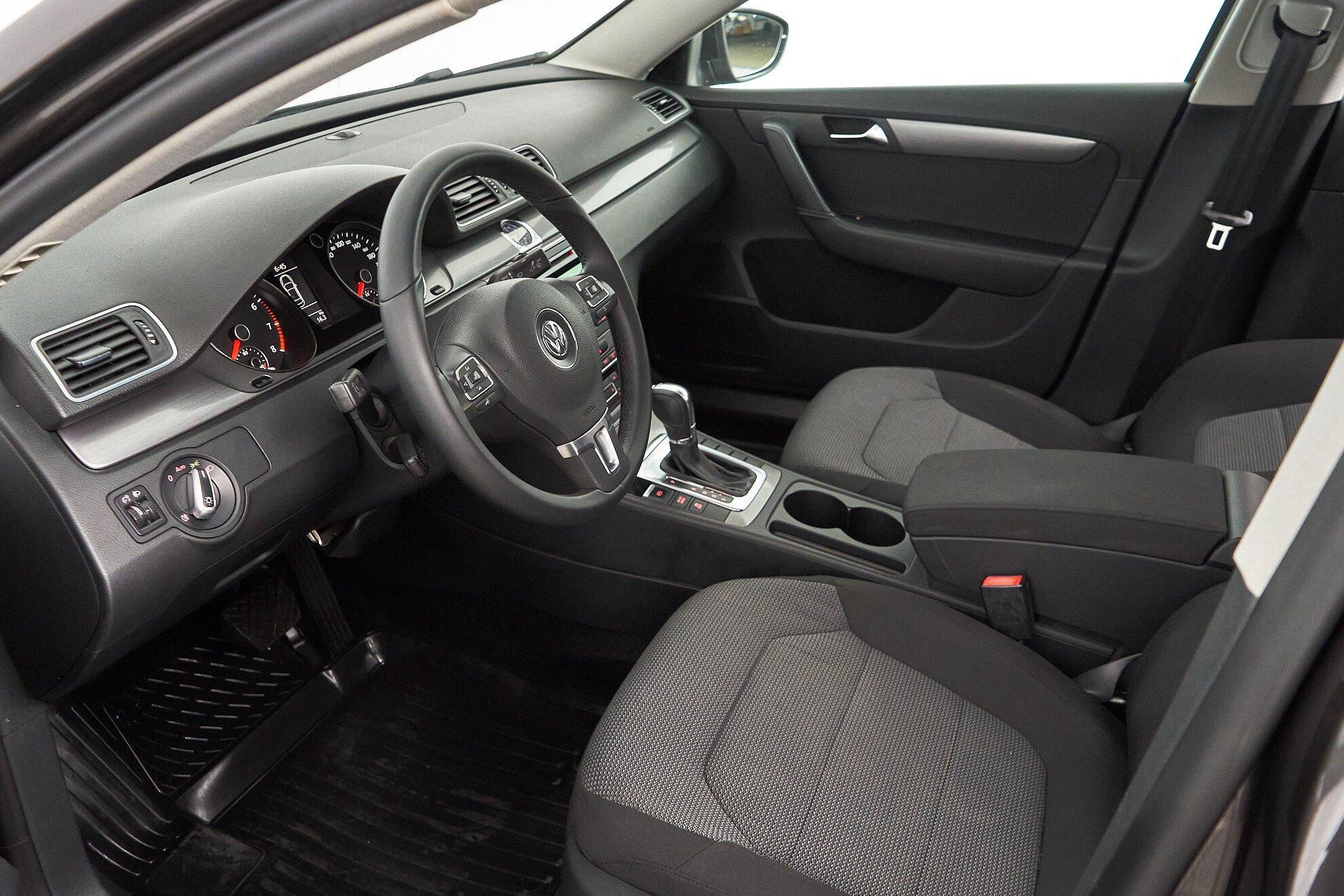 Volkswagen Passat 2011, серый