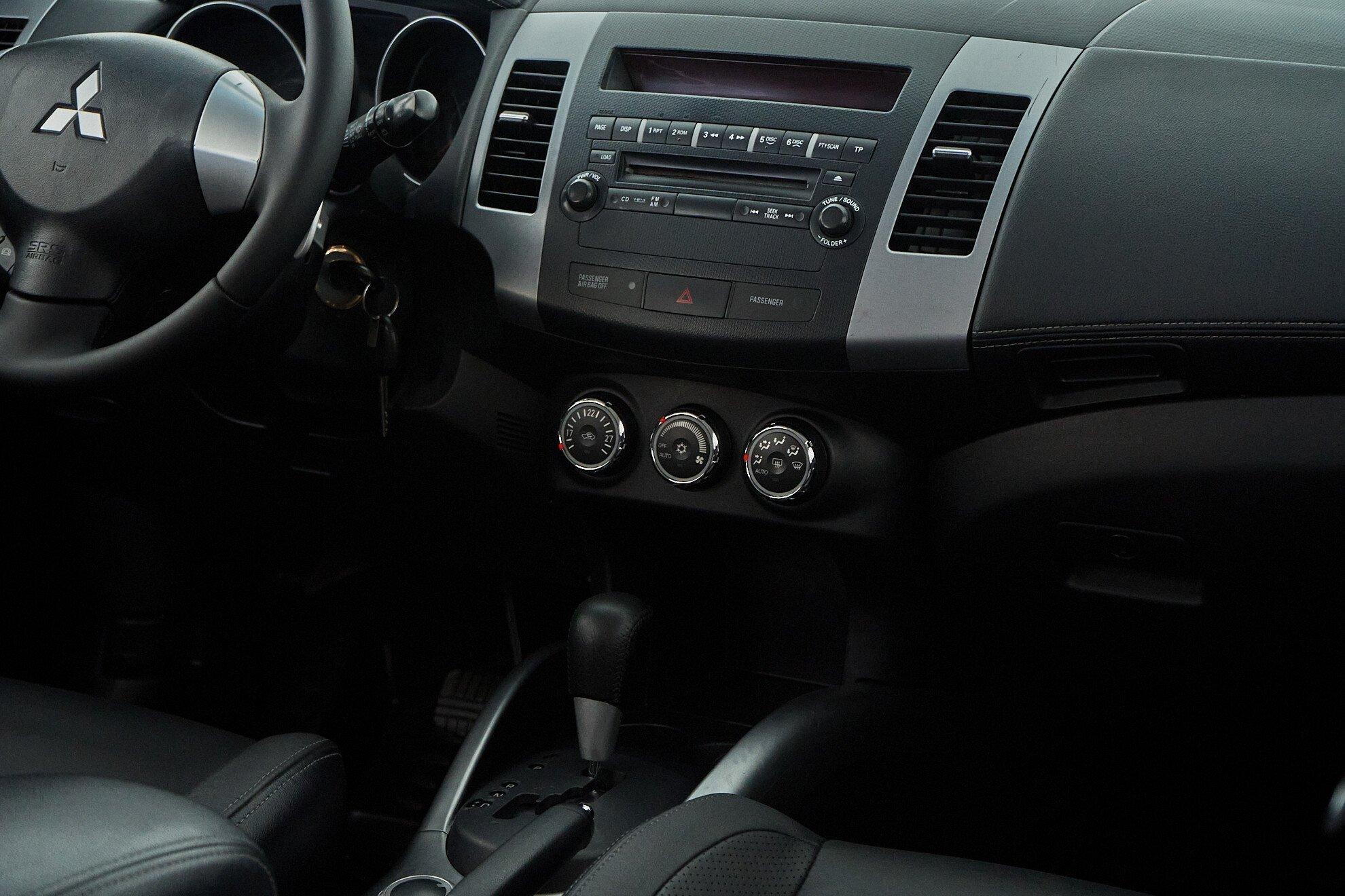 Mitsubishi Outlander 2010, серебряный