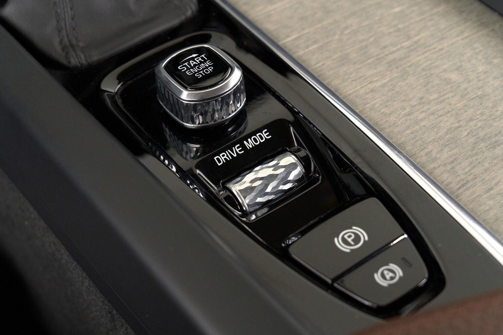 Volvo XC60 2019, красный