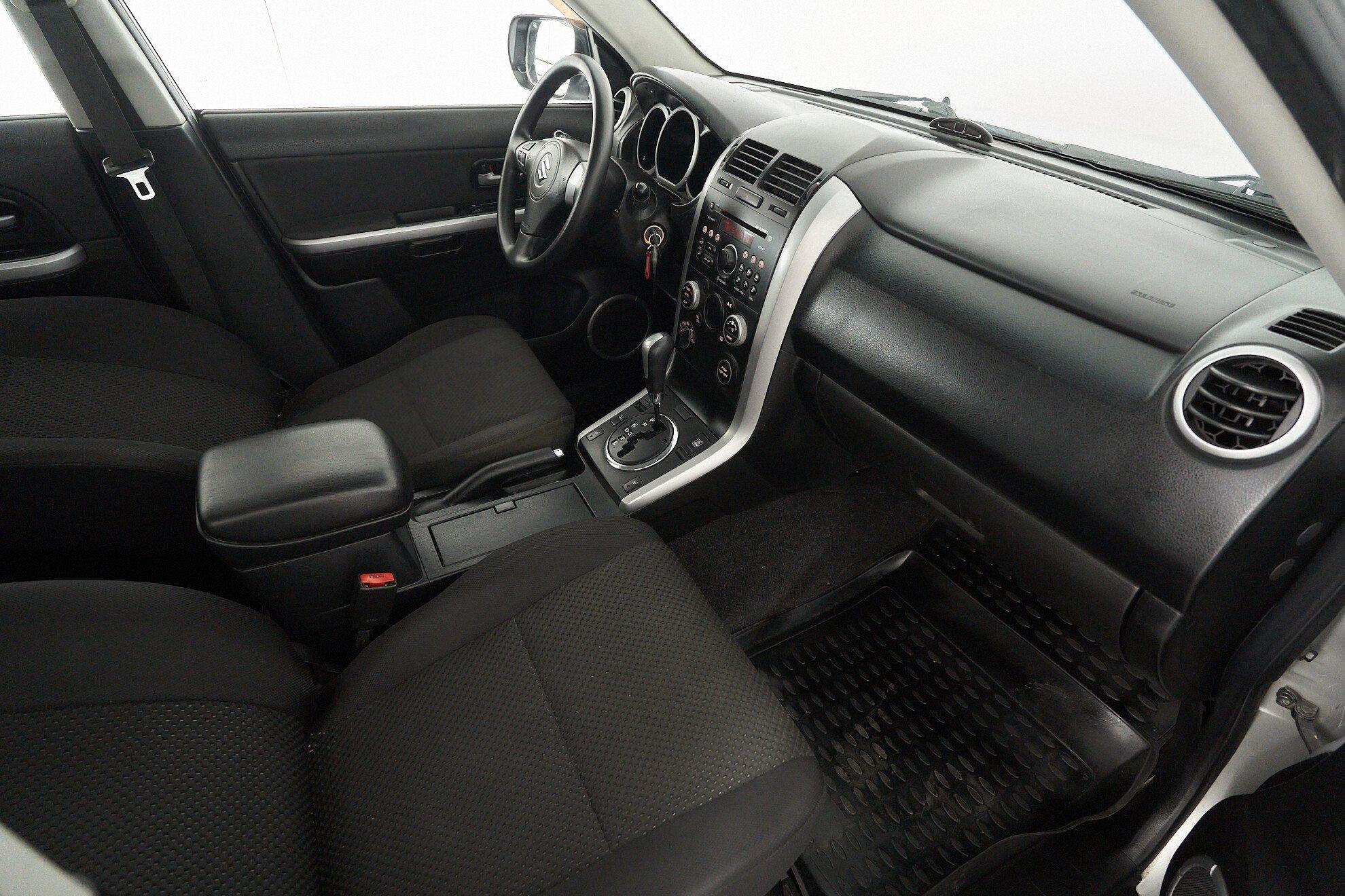 Suzuki Grand Vitara 2011, серебряный