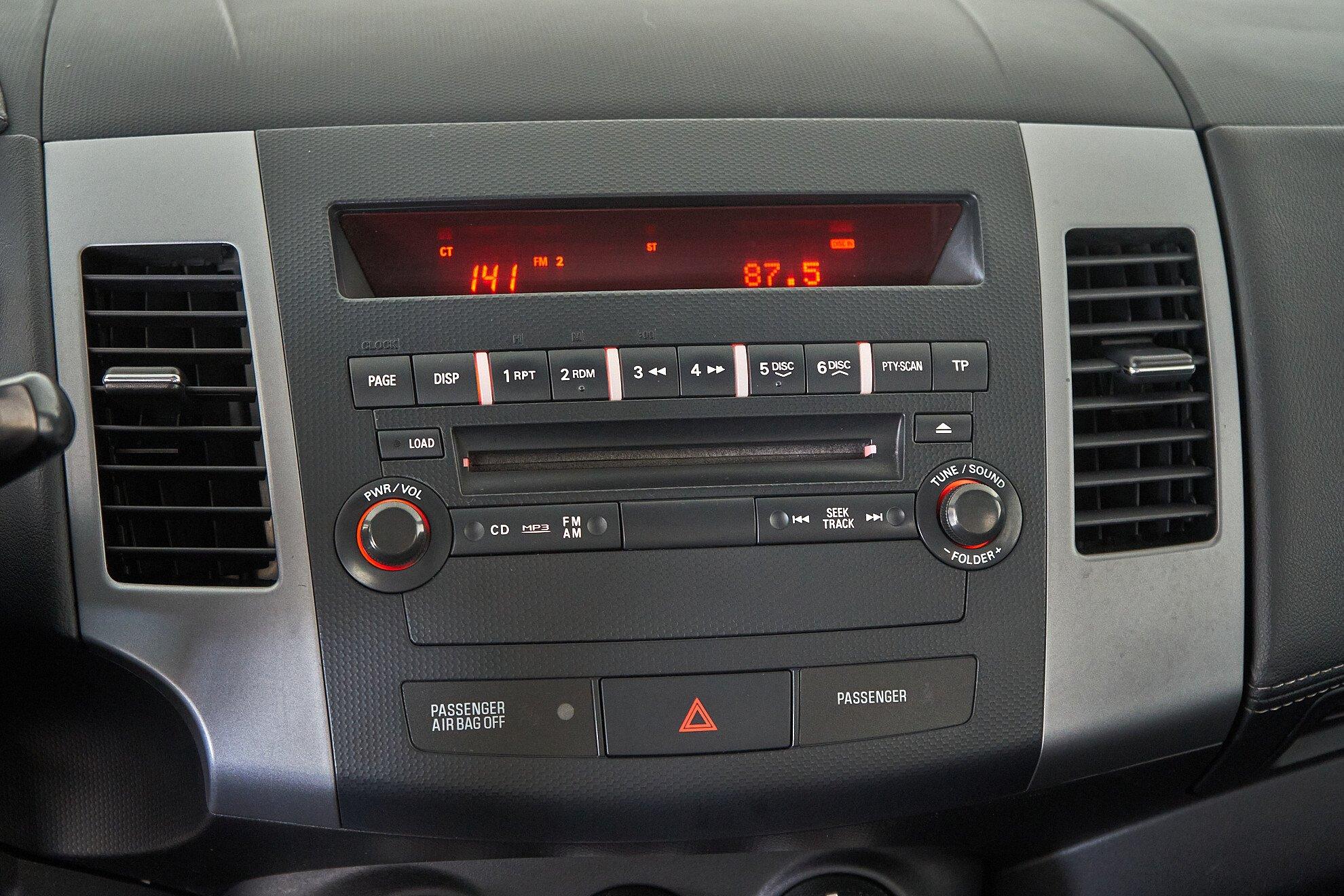 Mitsubishi Outlander 2011, серый