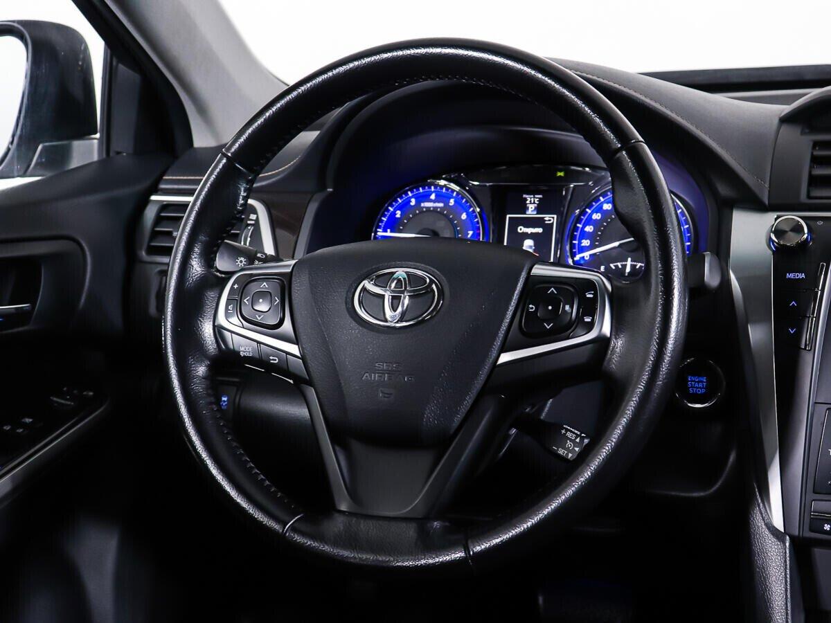 Toyota Camry 2017, белый