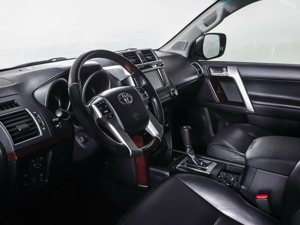 Toyota Land Cruiser Prado 2016, белый