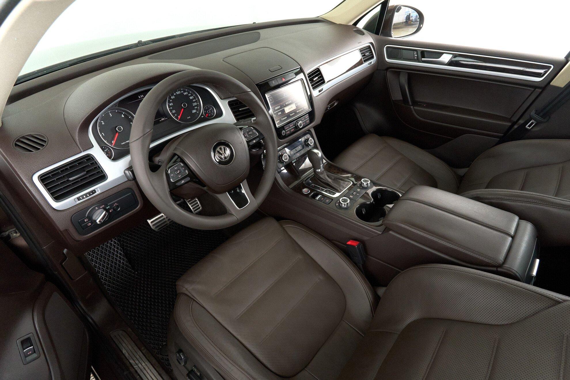 Volkswagen Touareg 2011, коричневый