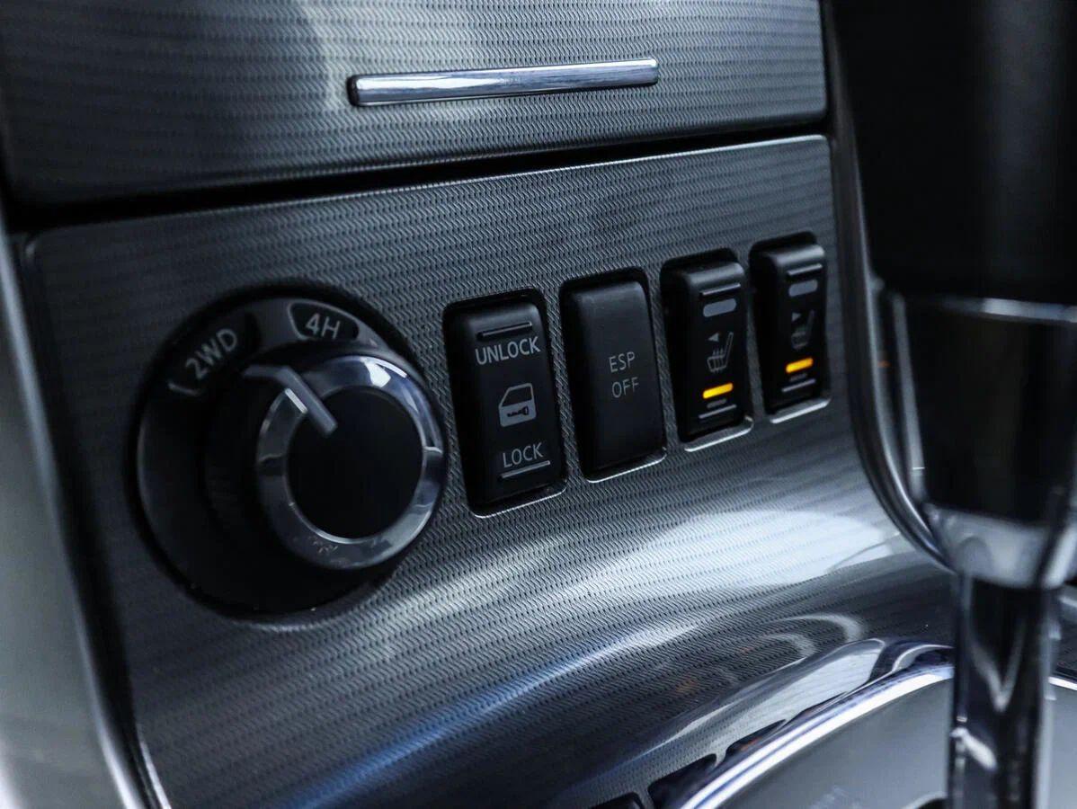 Nissan Navara (Frontier) 2012, коричневый