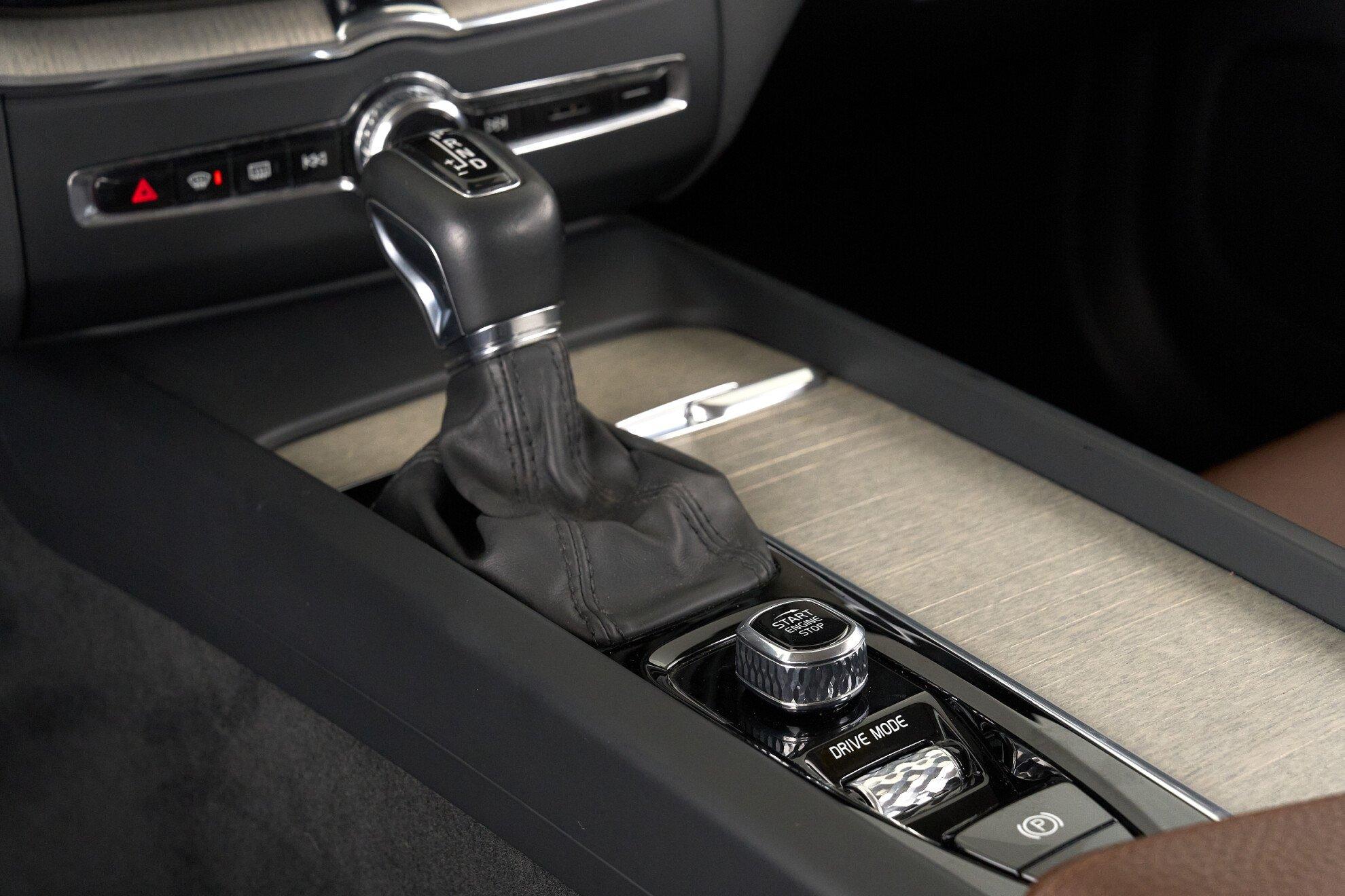 Volvo XC60 2019, красный
