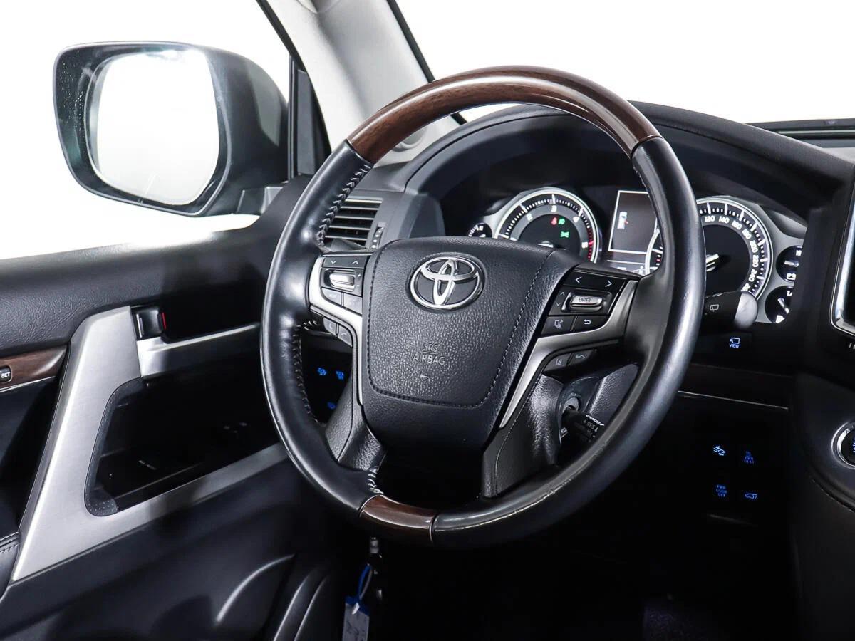 Toyota Land Cruiser 2018, красный