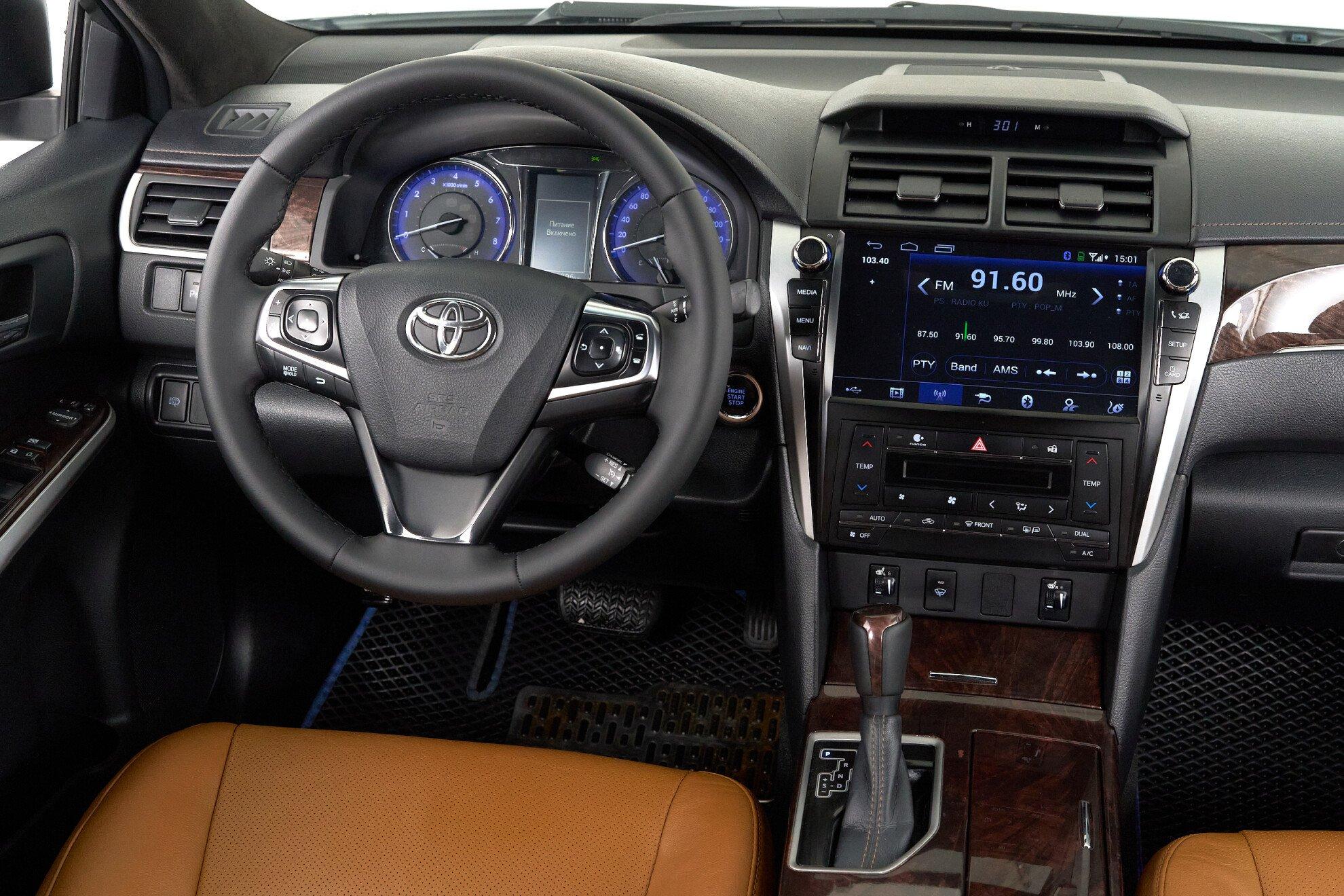 Toyota Camry 2017, белый