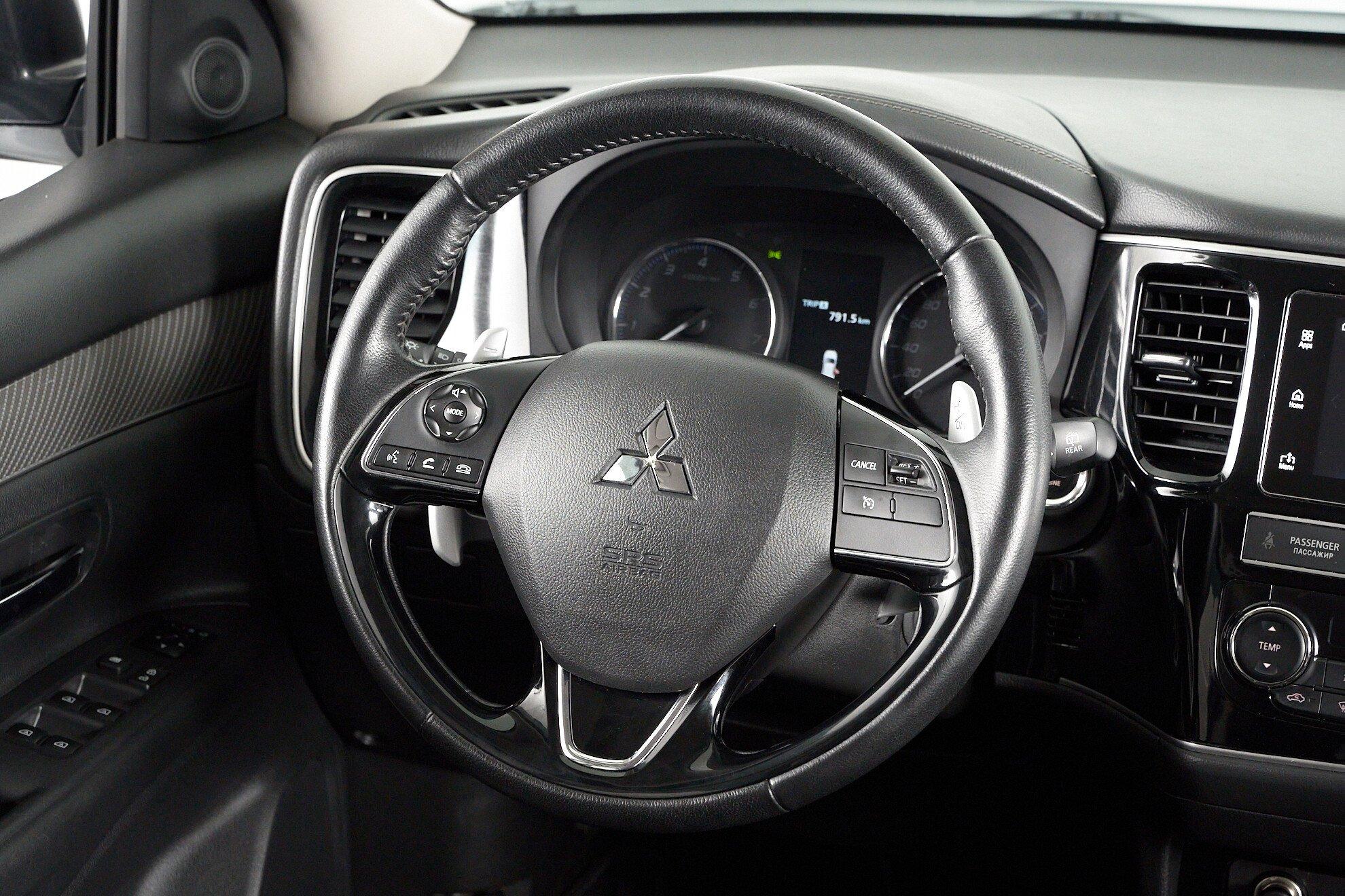 Mitsubishi Outlander 2019, белый