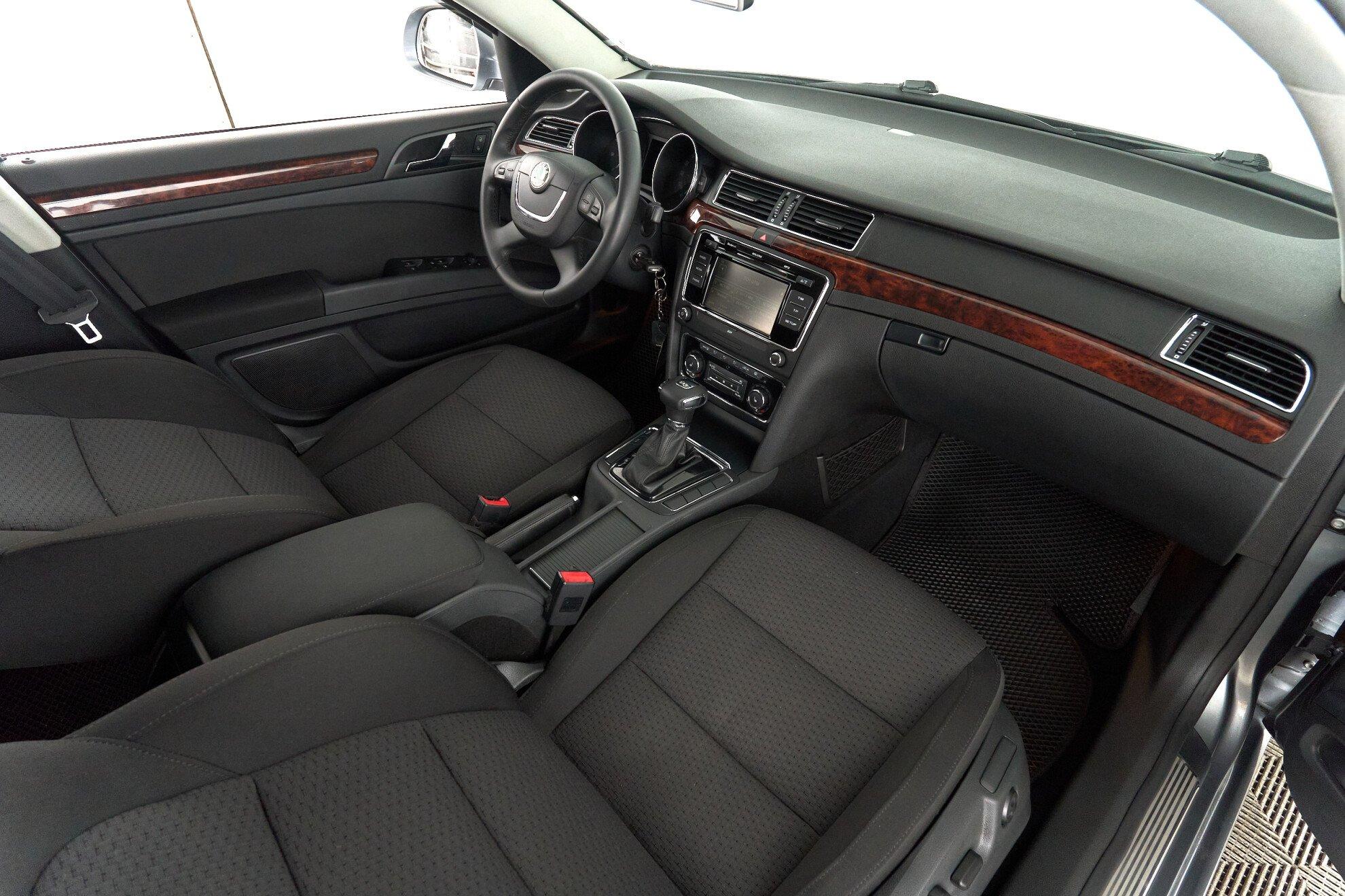 Skoda Superb 2011, серый
