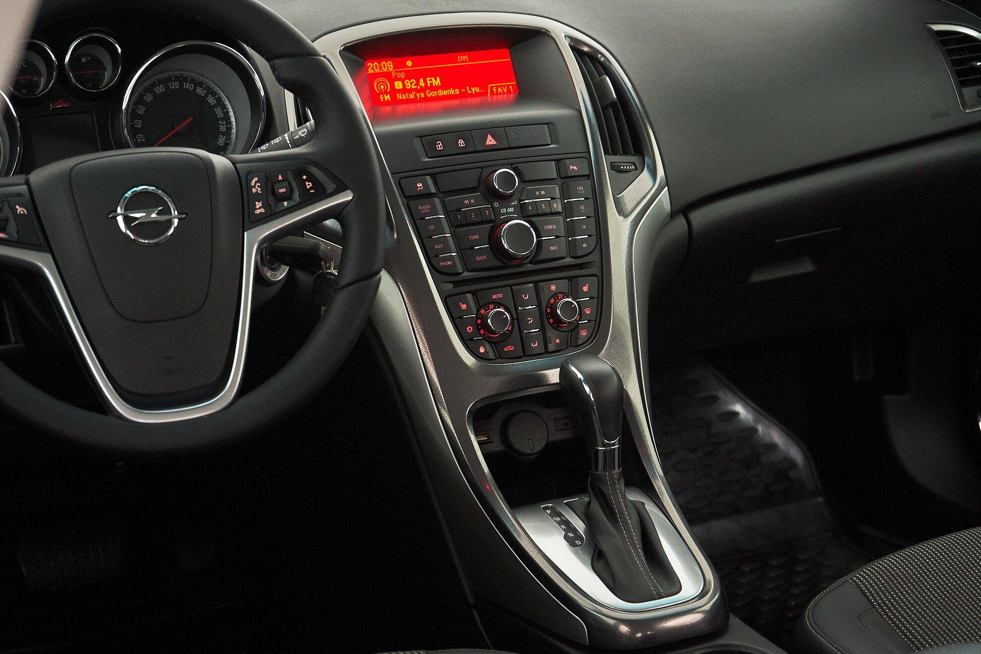Opel Astra 2012, белый
