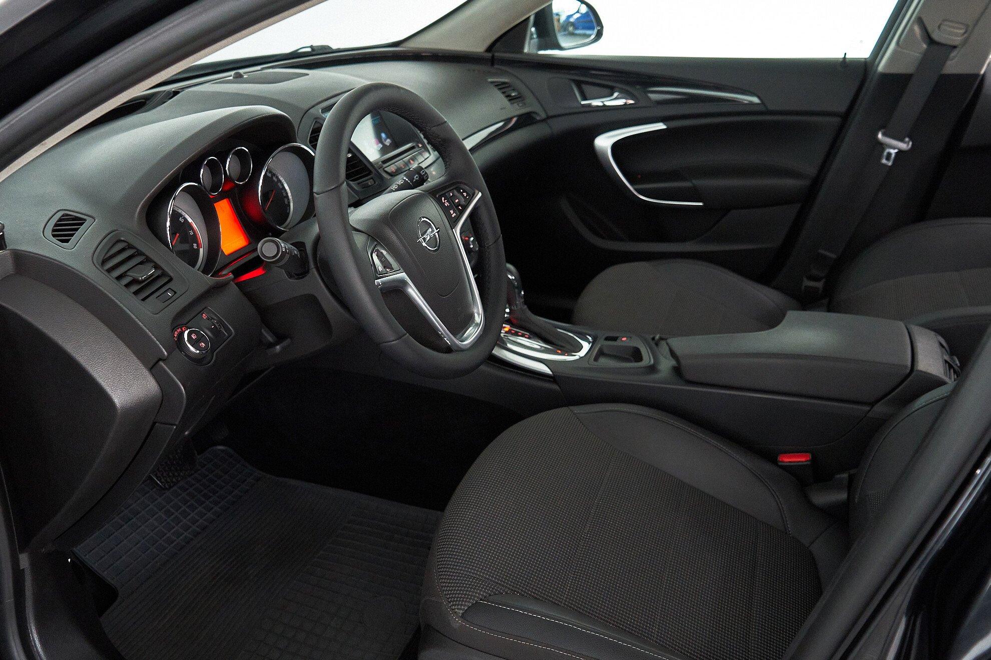 Opel Insignia 2011, черный