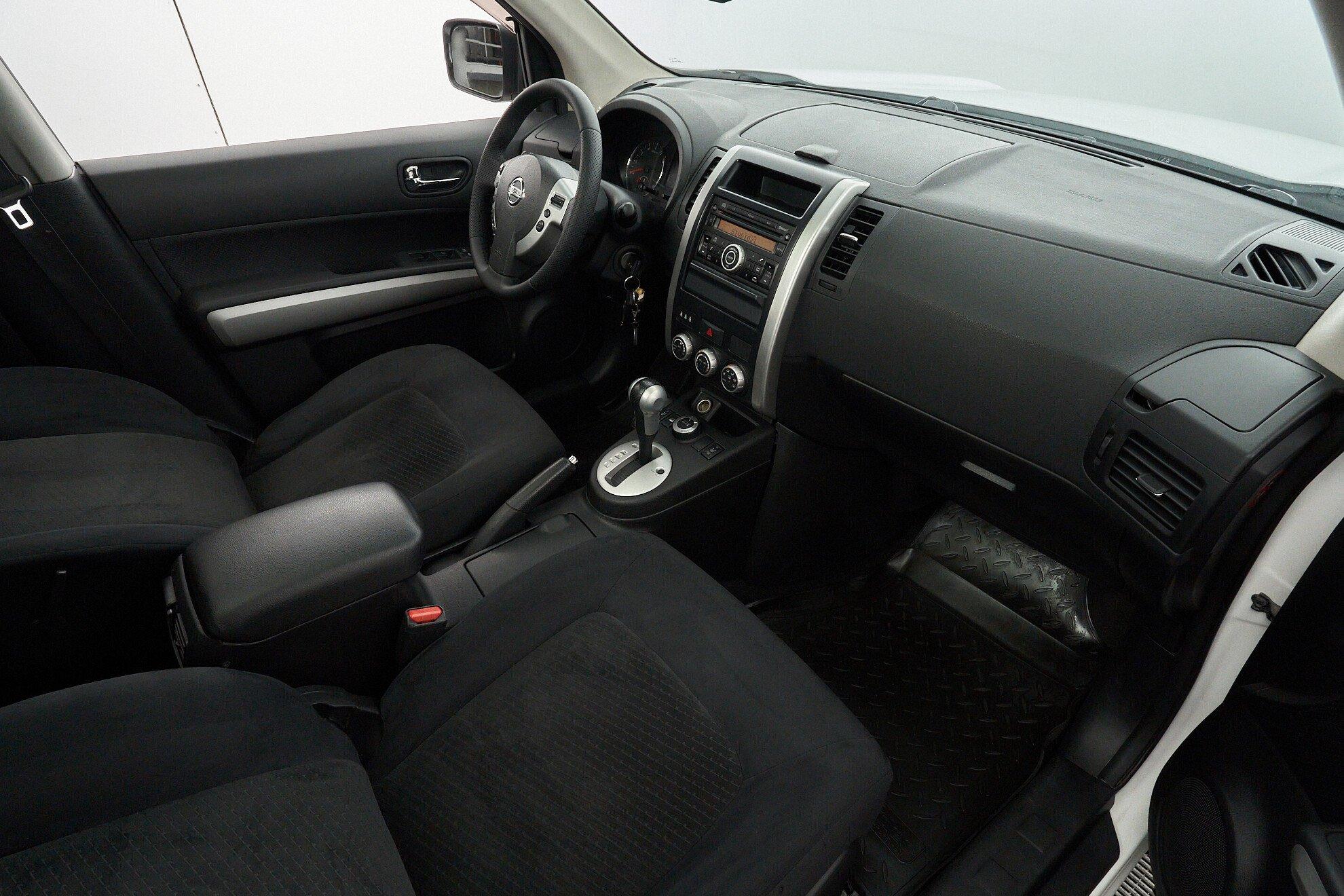 Nissan X-Trail 2011, белый