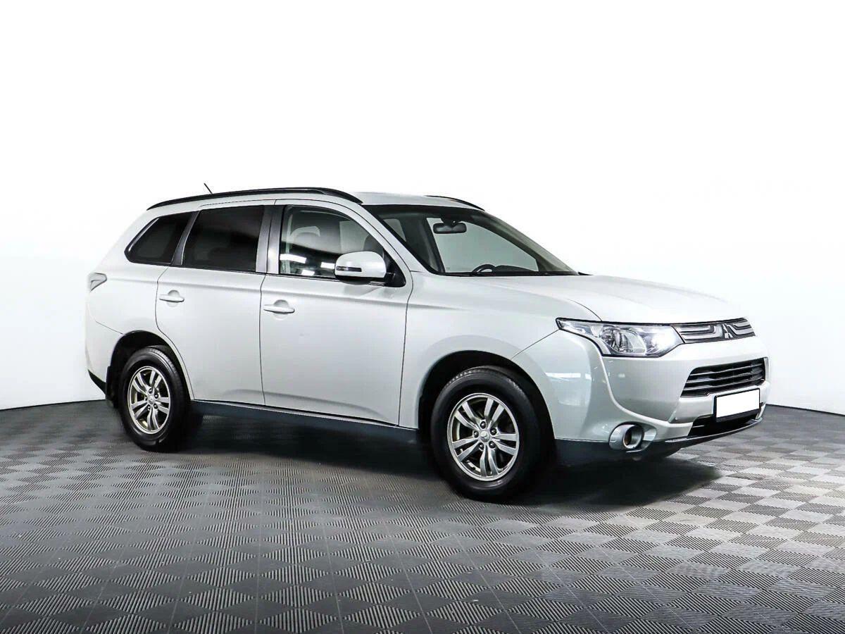 Mitsubishi Outlander 2013, белый
