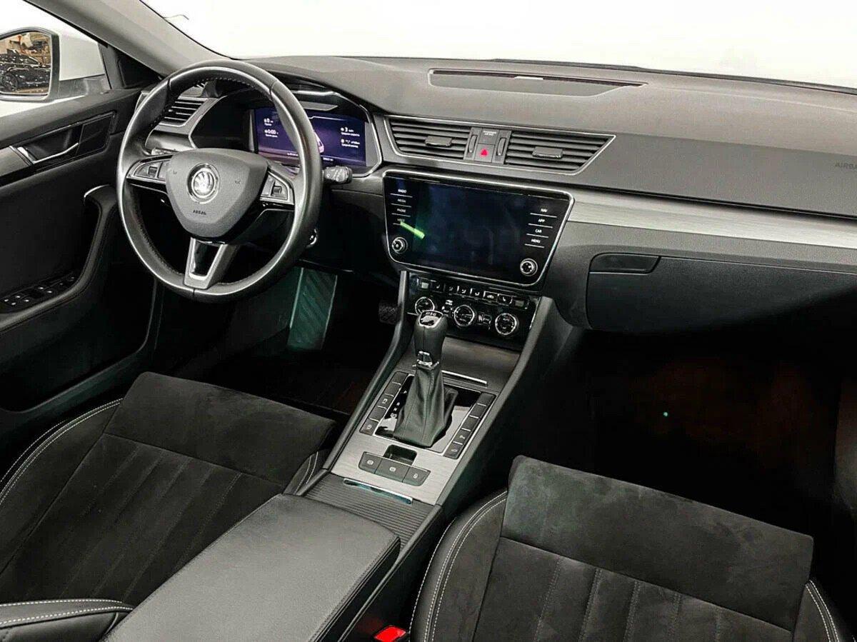 Skoda Superb 2020, белый