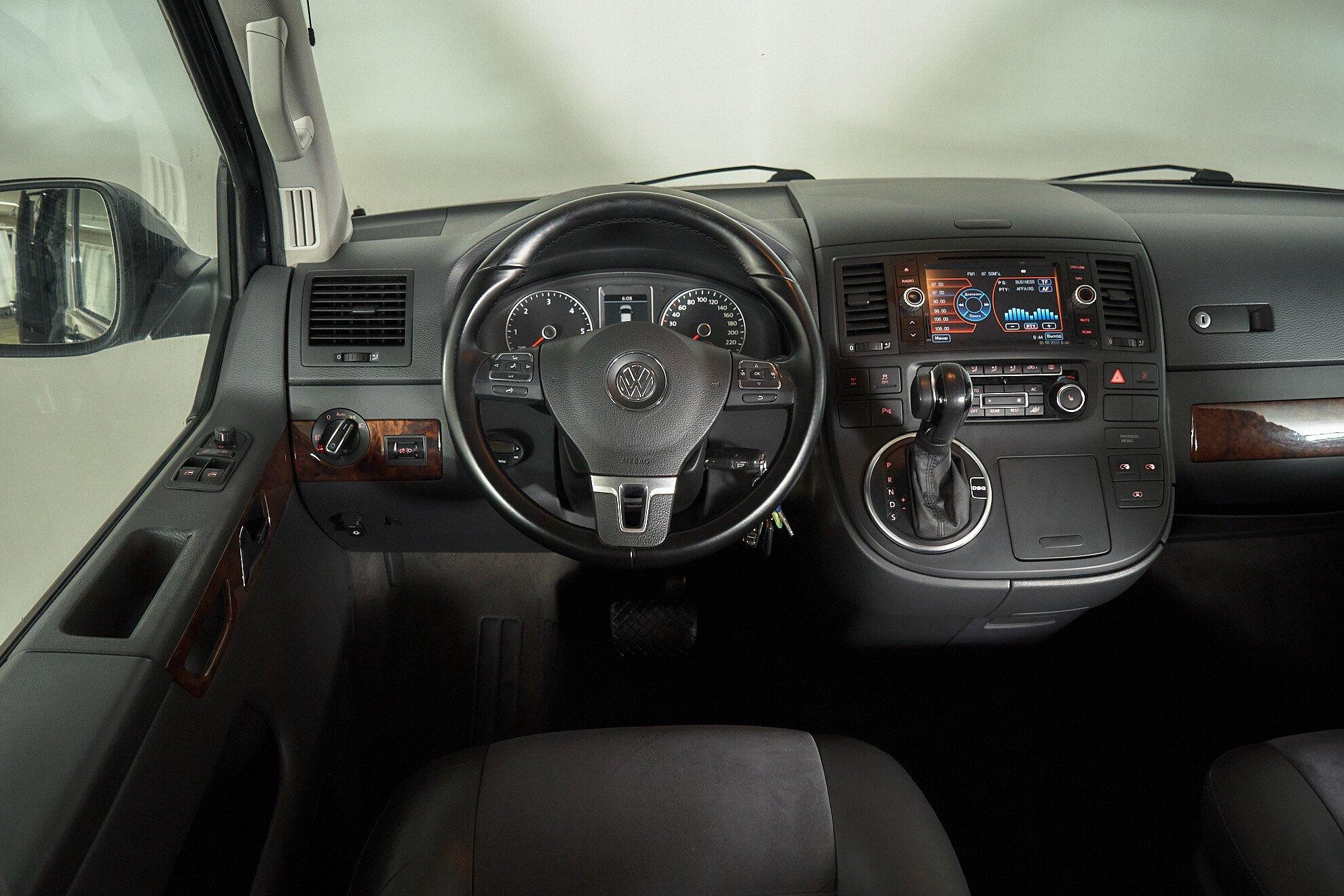 Volkswagen Multivan 2013, черный