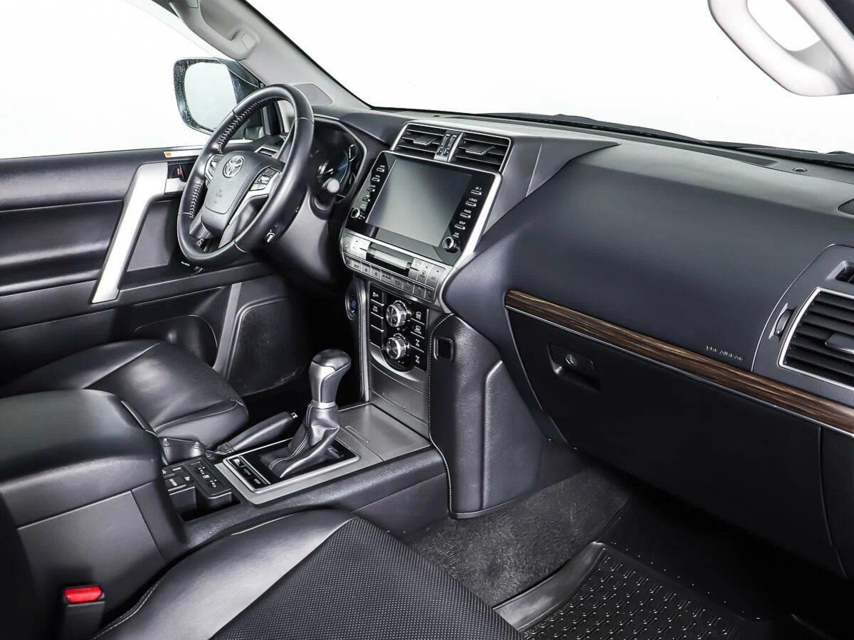 Toyota Land Cruiser Prado 2023, белый