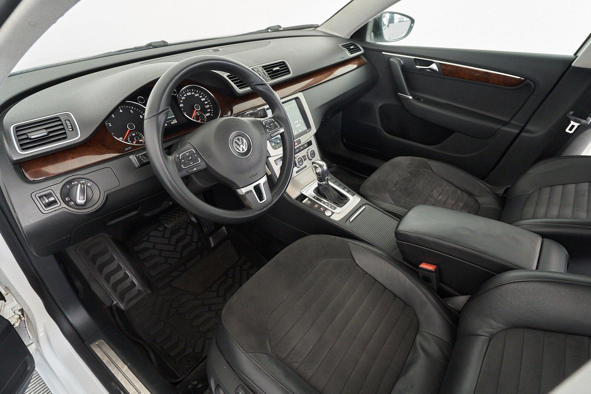 Volkswagen Passat 2012, белый