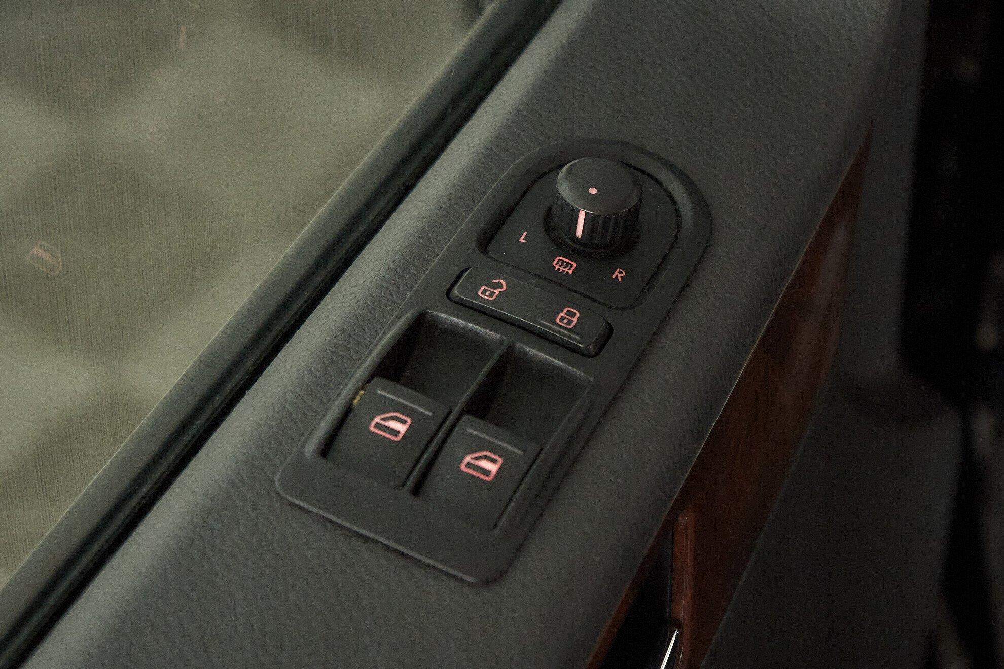 Volkswagen Multivan 2013, черный