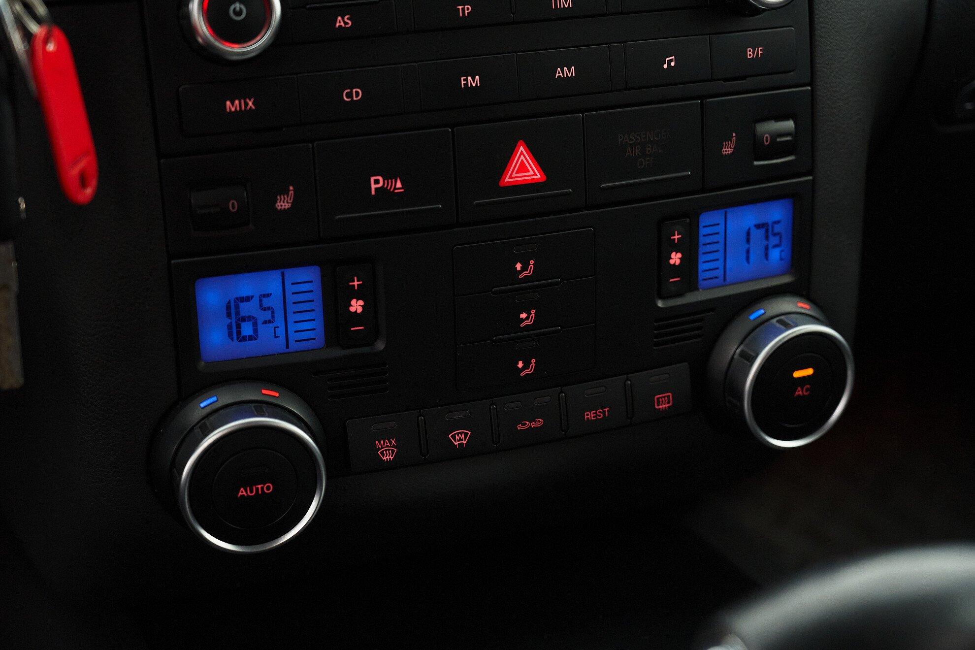 Volkswagen Touareg 2010, черный