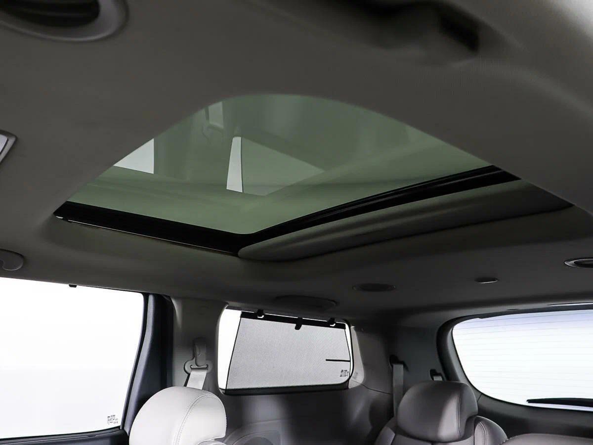 Kia Carnival 2019, пурпурный