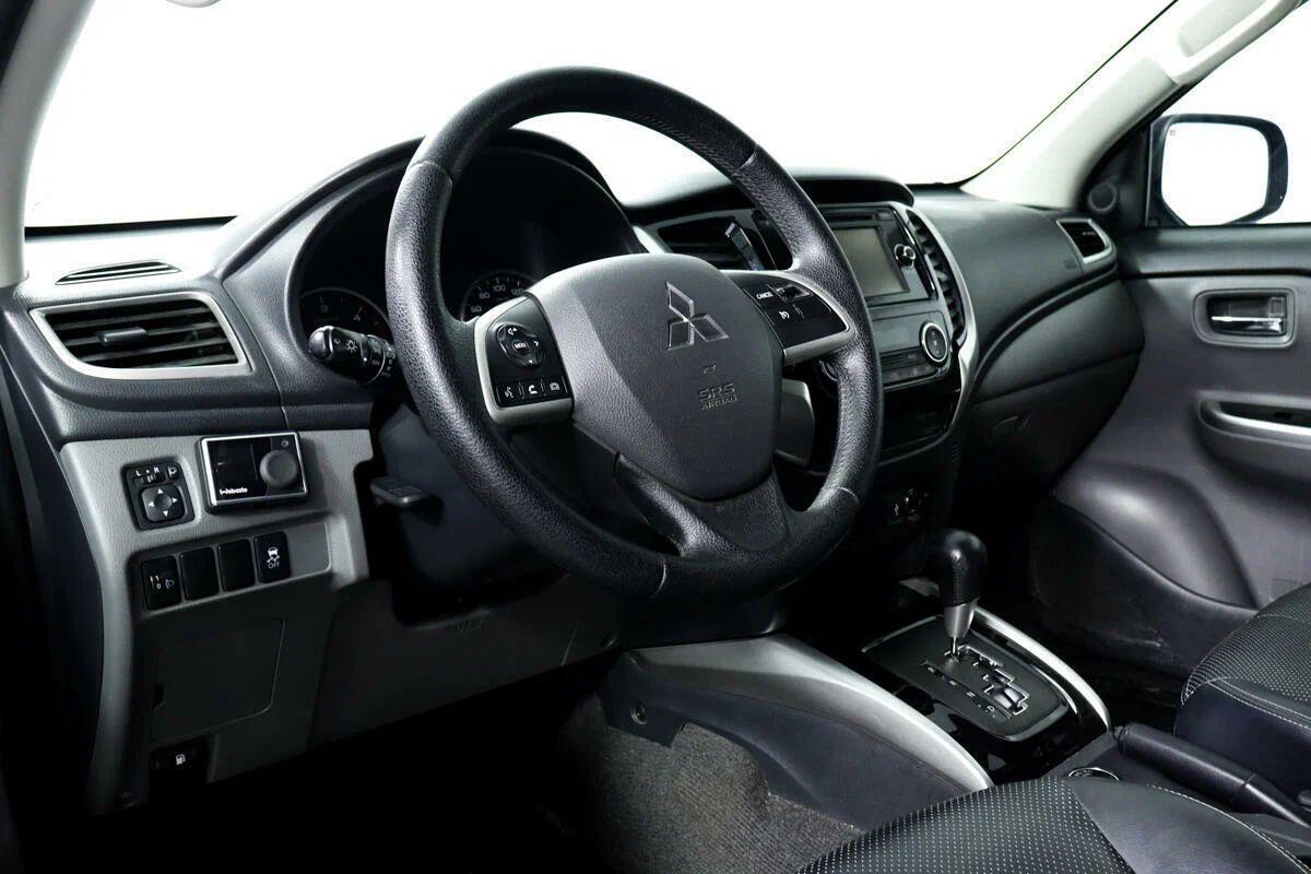 Mitsubishi L200 2016, серебряный