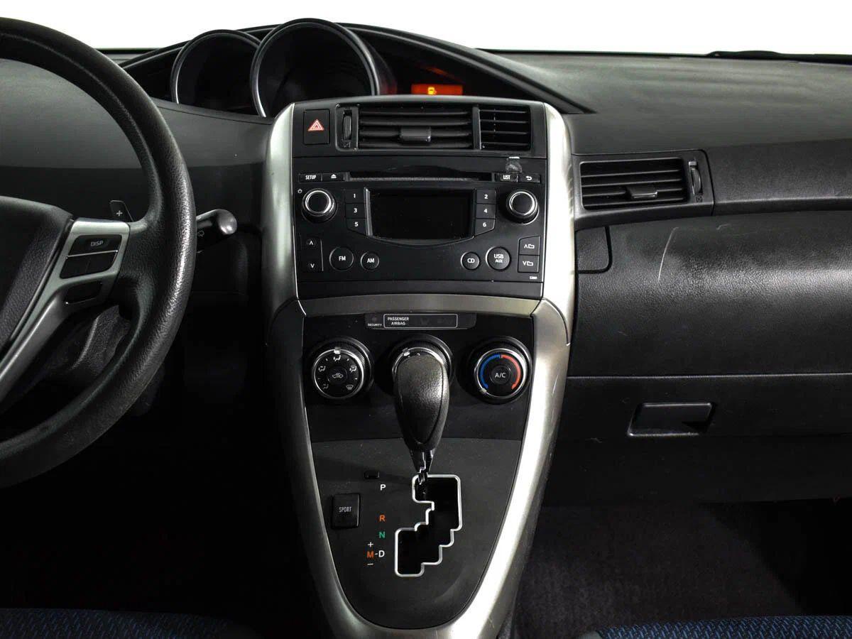 Toyota Verso 2015, серебряный