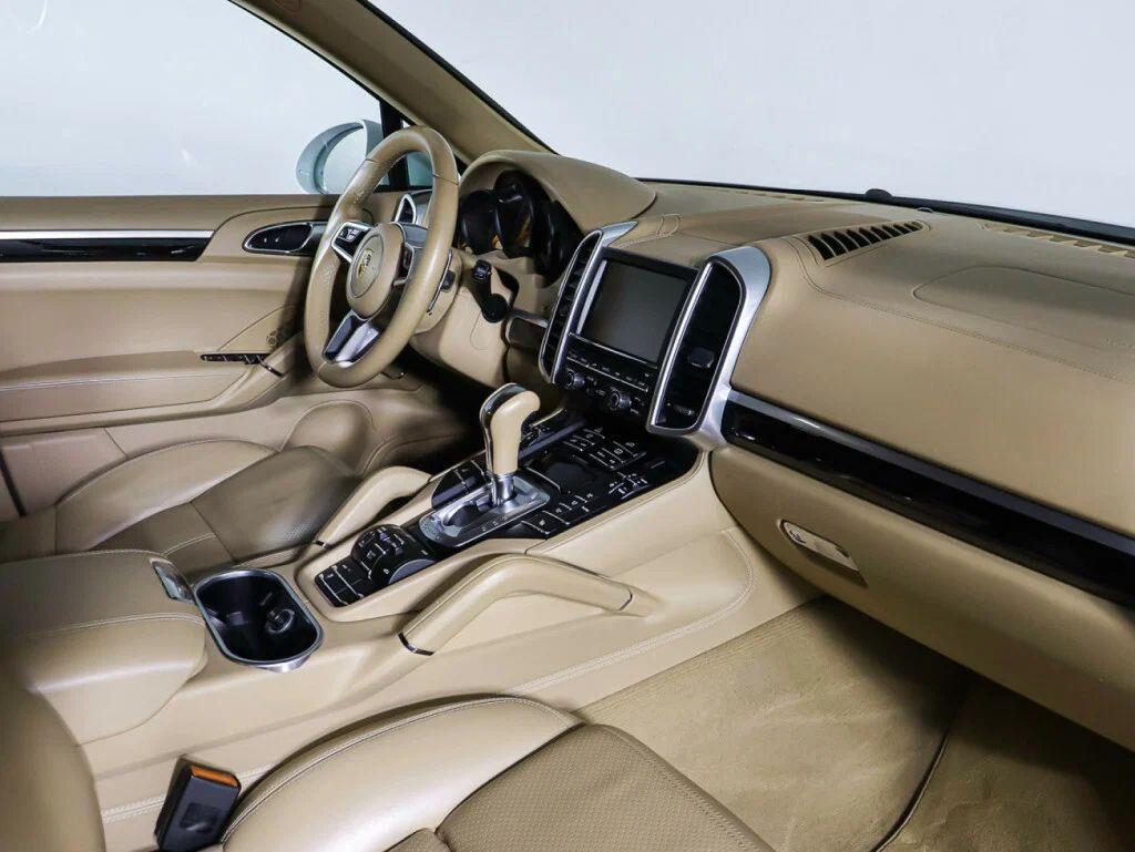 Porsche Cayenne 2018, белый