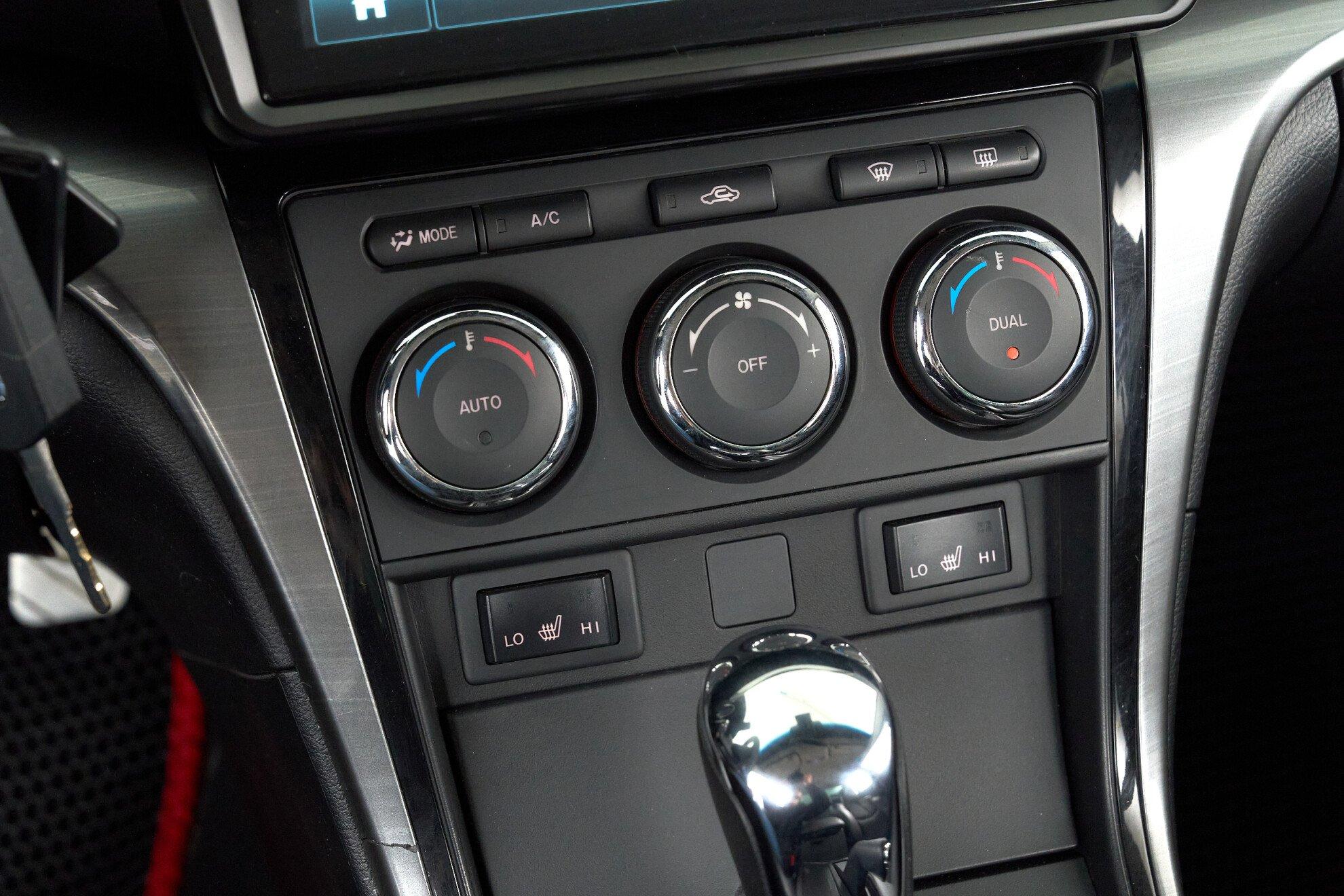 Mazda 6 2011, белый