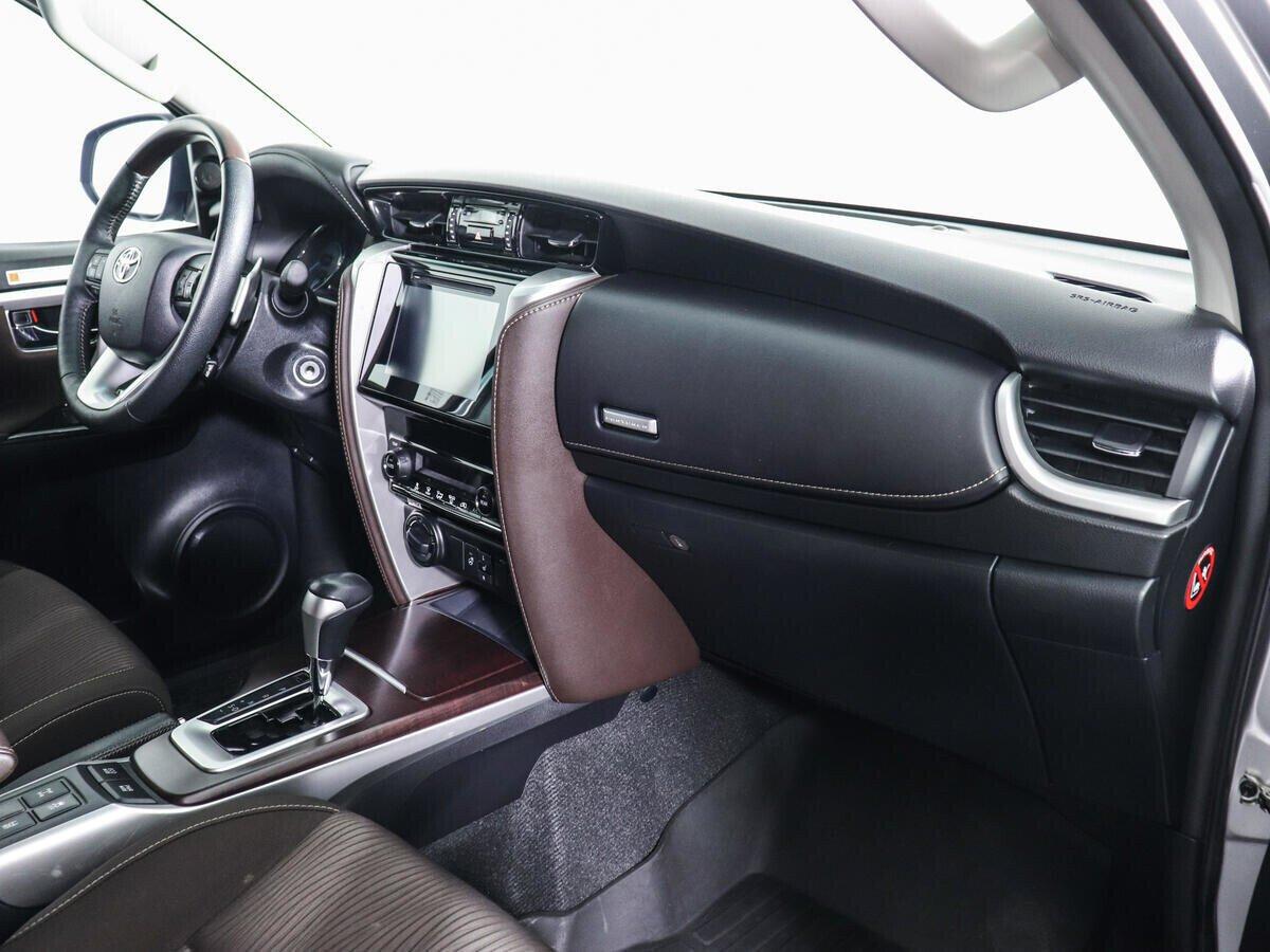 Toyota Fortuner 2020, серебряный